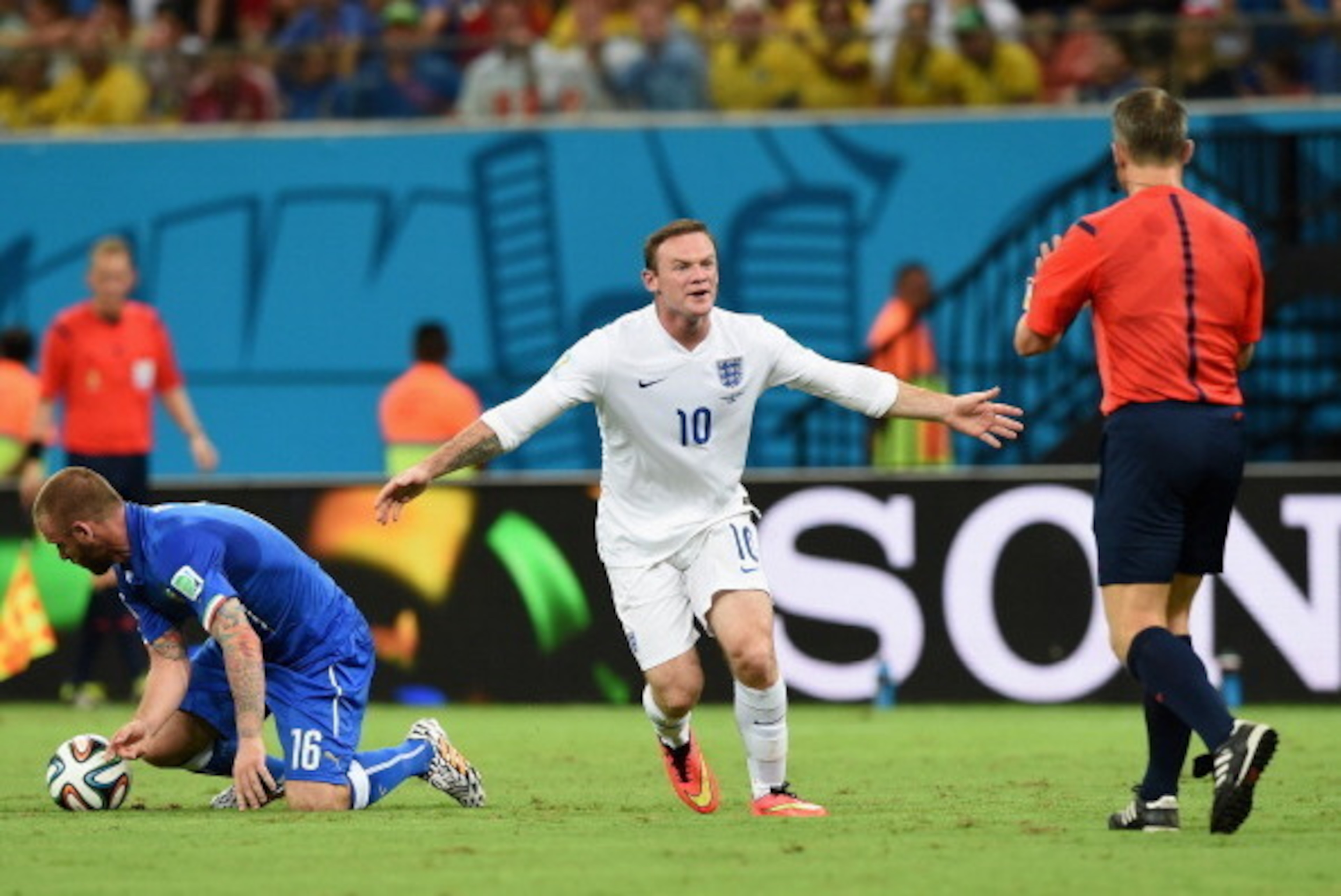 MANAUS, BRAZIL - JUNE 14: Wayne Rooney of England gestures toward referee Bjorn Kuipers during the 2014 FIFA World Cup Brazil Group D match between England and Italy at Arena Amazonia on June 14, 2014 in Manaus, Brazil.  (Photo by Claudio Villa/Getty Imag