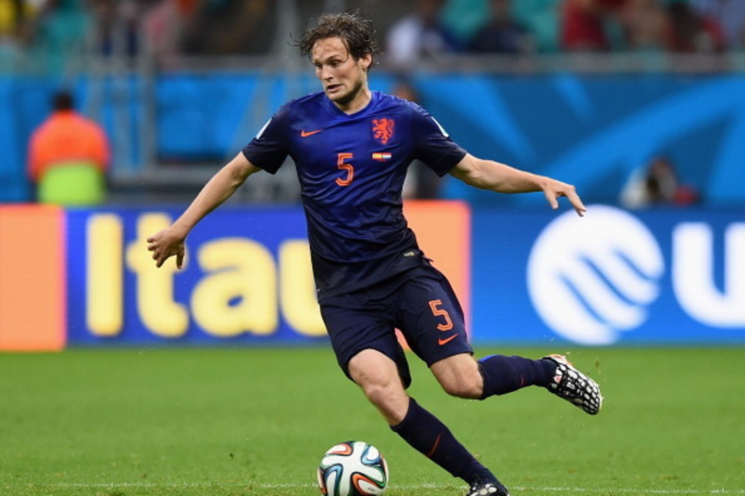 SALVADOR, BRAZIL - JUNE 13:  Daley Blind of the Netherlands controls the ball during the 2014 FIFA World Cup Brazil Group B match between Spain and Netherlands at Arena Fonte Nova on June 13, 2014 in Salvador, Brazil.  (Photo by David Ramos/Getty Images)