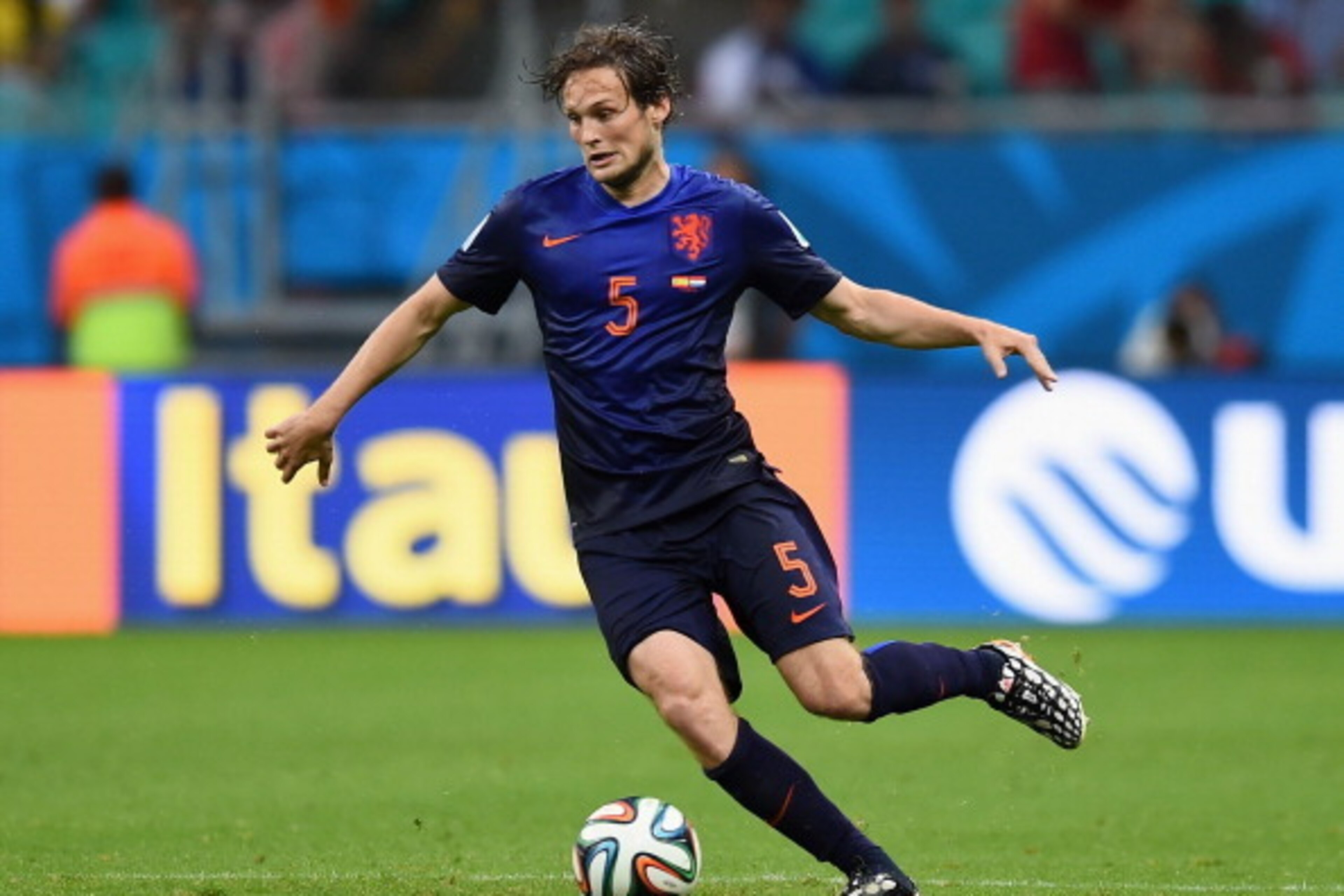 SALVADOR, BRAZIL - JUNE 13:  Daley Blind of the Netherlands controls the ball during the 2014 FIFA World Cup Brazil Group B match between Spain and Netherlands at Arena Fonte Nova on June 13, 2014 in Salvador, Brazil.  (Photo by David Ramos/Getty Images)