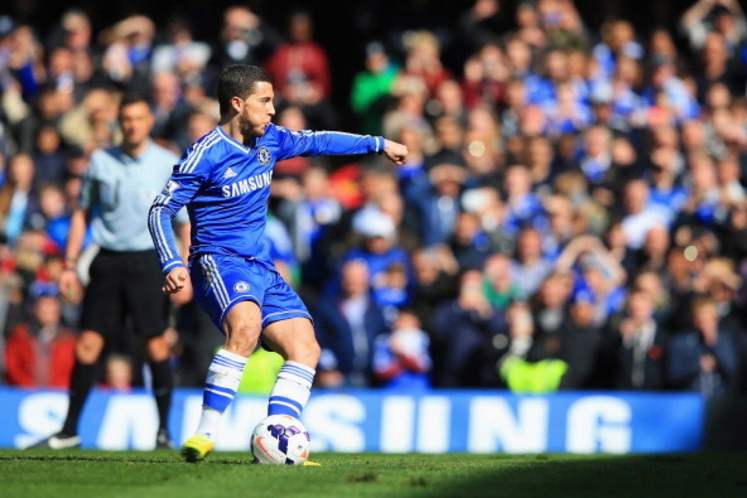 LONDON, ENGLAND - MARCH 22:  Eden Hazard of Chelsea scores their third goal from the penalty spot during the Barclays Premier League match between Chelsea and Arsenal at Stamford Bridge on March 22, 2014 in London, England.  (Photo by Richard Heathcote/Ge