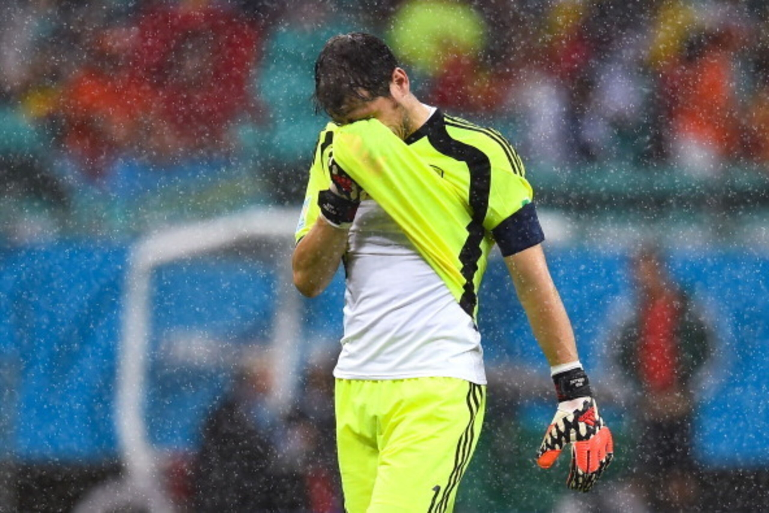 SALVADOR, BRAZIL - JUNE 13:  Iker Casillas of Spain reacts after allowing the Netherlands fourth goal to Robin van Persie during the 2014 FIFA World Cup Brazil Group B match between Spain and Netherlands at Arena Fonte Nova on June 13, 2014 in Salvador, B