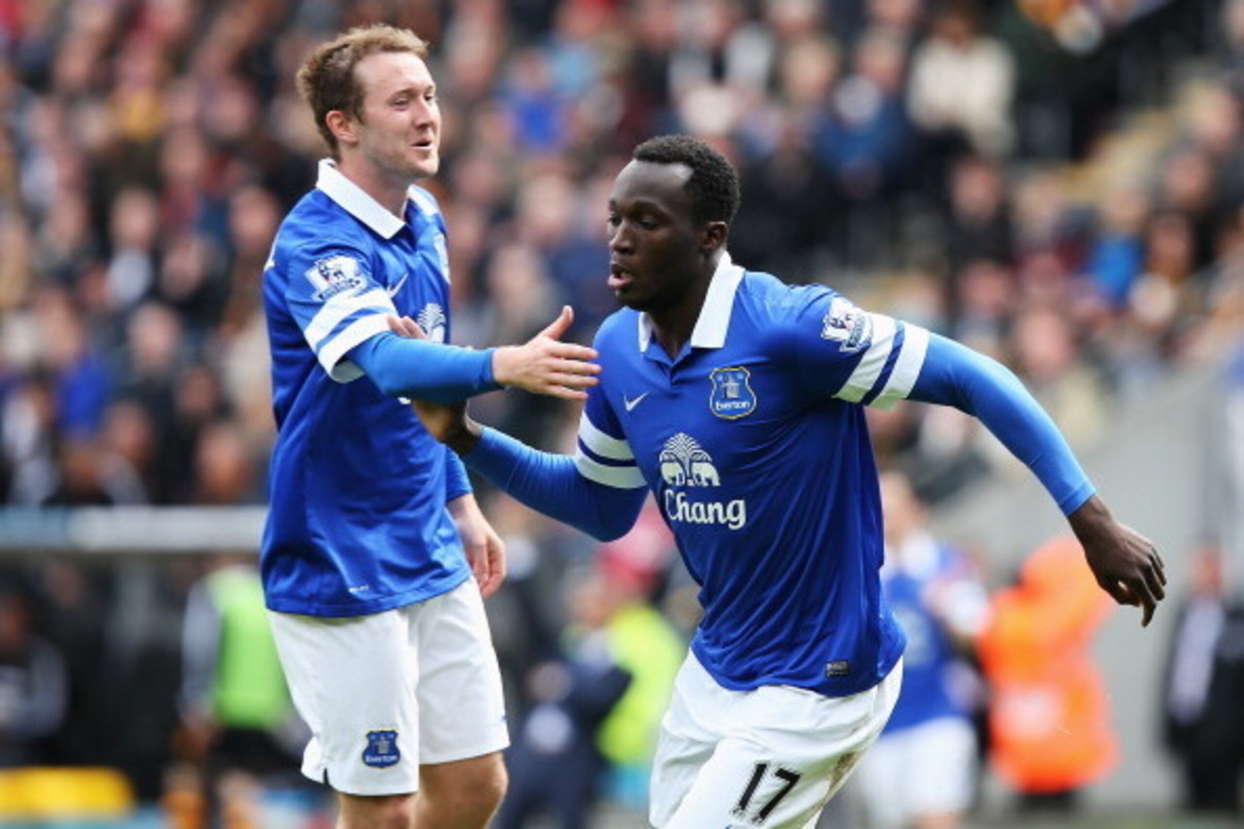 HULL, ENGLAND - MAY 11:  Romelu Lukaku (R) of Everton celebrates his goal with Aidan McGeady of Everton during the Barclays Premier League match between Hull City and Everton at KC Stadium on May 11, 2014 in Hull, England.  (Photo by Jan Kruger/Getty Imag