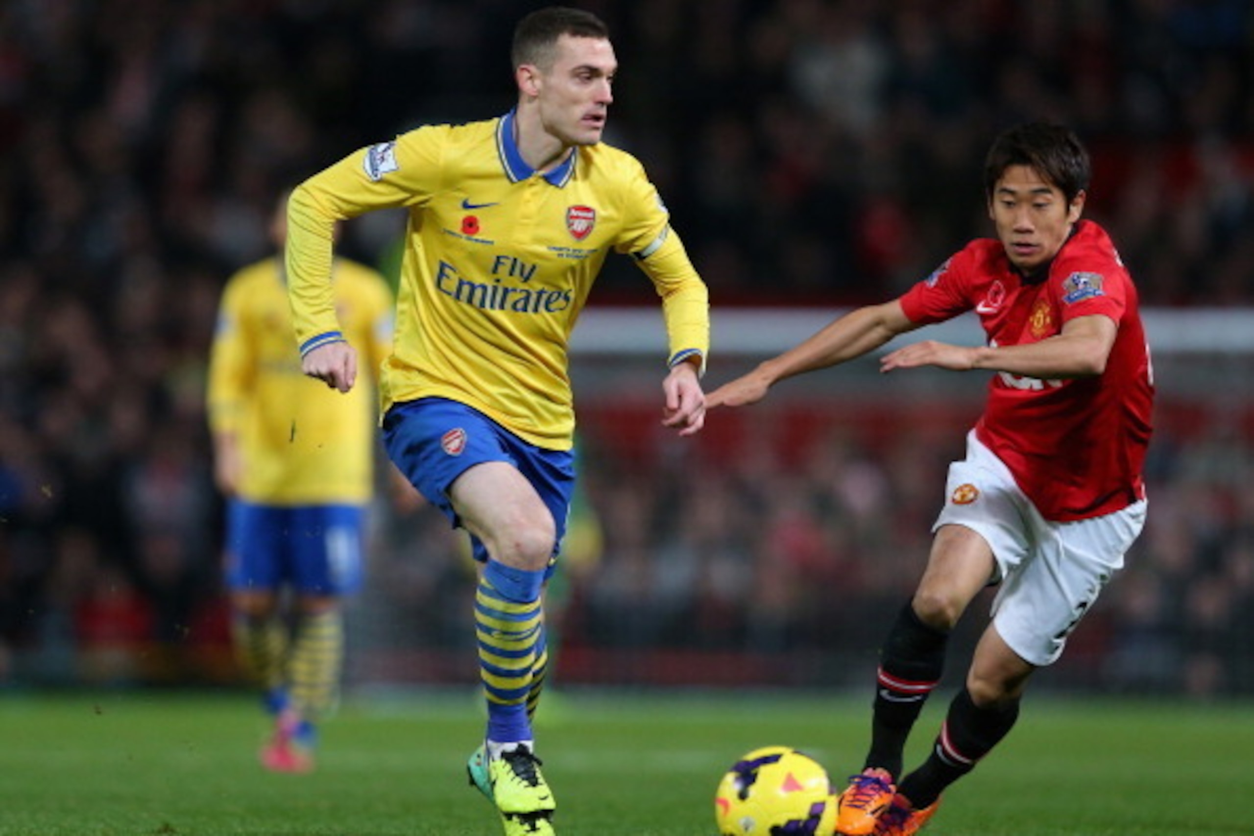 MANCHESTER, ENGLAND - NOVEMBER 10: Shinji Kagawa of Manchester United competes with Thomas Vermaelen of Arsenal during the Barclays Premier League match between Manchester United and Arsenal at Old Trafford on November 10, 2013 in Manchester, England. MANCHESTER, ENGLAND - NOVEMBER 10: Shinji Kagawa of Manchester United competes with Thomas Vermaelen of Arsenal during the Barclays Premier League match between Manchester United and Arsenal at Old Trafford on November 10, 2013 in Manchester, England.