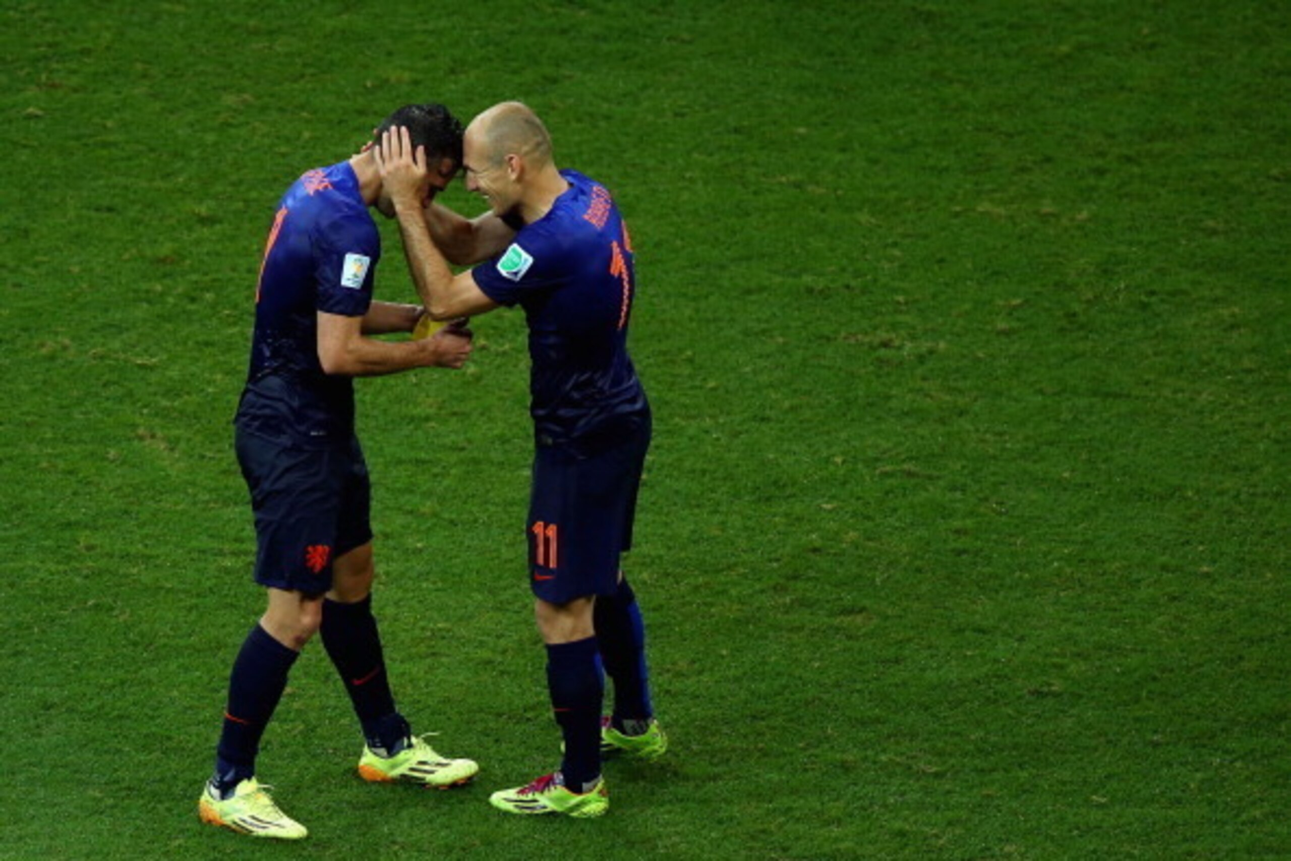 SALVADOR, BRAZIL - JUNE 13:  Robin van Persie of the Netherlands (L) passes off the captain's armband to Arjen Robben as he leaves the game during the 2014 FIFA World Cup Brazil Group B match between Spain and Netherlands at Arena Fonte Nova on June 13, 2