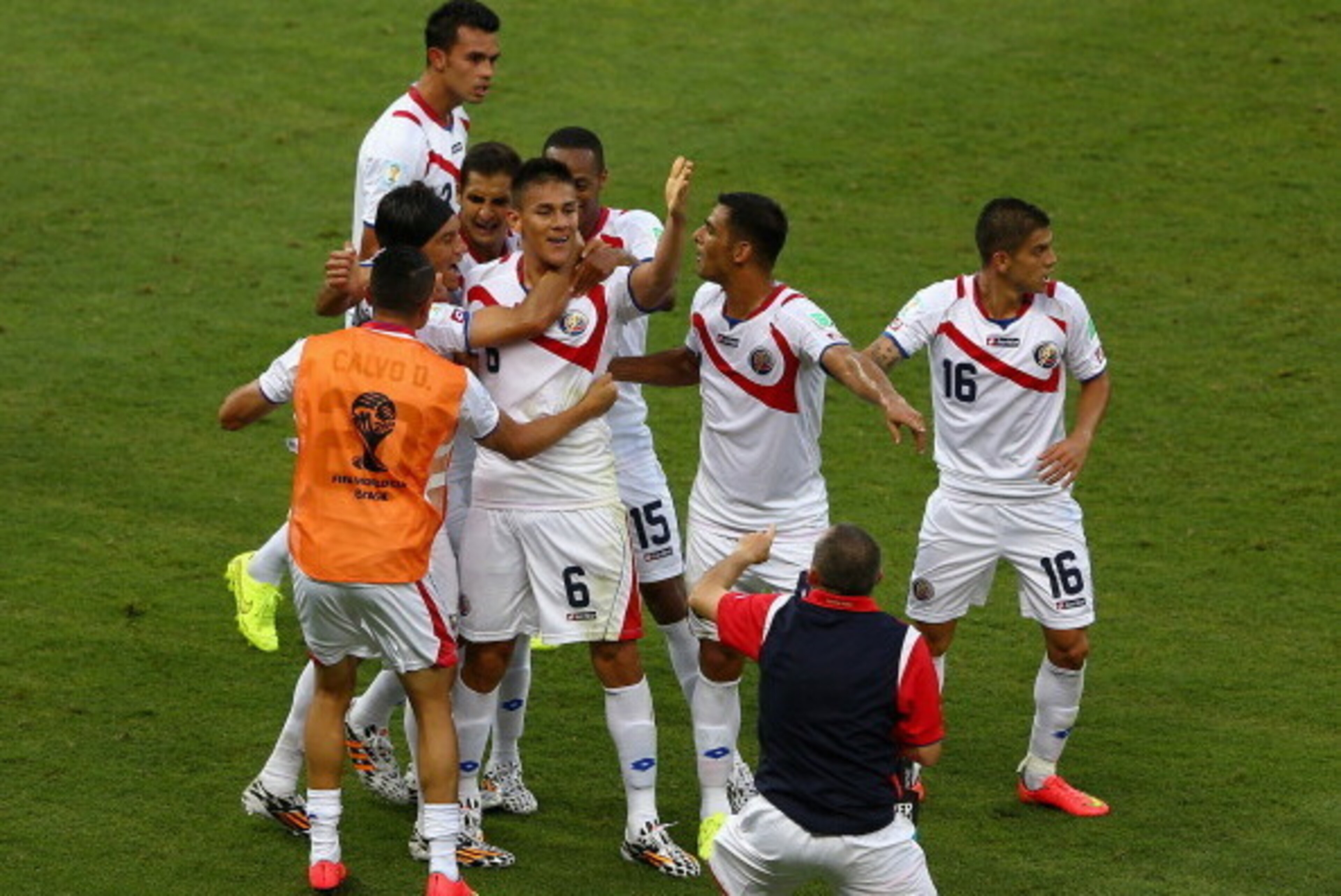 FORTALEZA, BRAZIL - JUNE 14:  Oscar Duarte of Costa Rica (C) celebrates scoring his team's second goal with teammates during the 2014 FIFA World Cup Brazil Group D match between Uruguay and Costa Rica at Castelao on June 14, 2014 in Fortaleza, Brazil.  (P