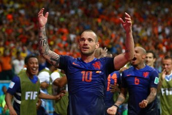 SALVADOR, BRAZIL - JUNE 13:  Wesley Sneijder of the Netherlands acknowledges the fans after defeating Spain in the 2014 FIFA World Cup Brazil Group B match between Spain and Netherlands at Arena Fonte Nova on June 13, 2014 in Salvador, Brazil.  (Photo by 