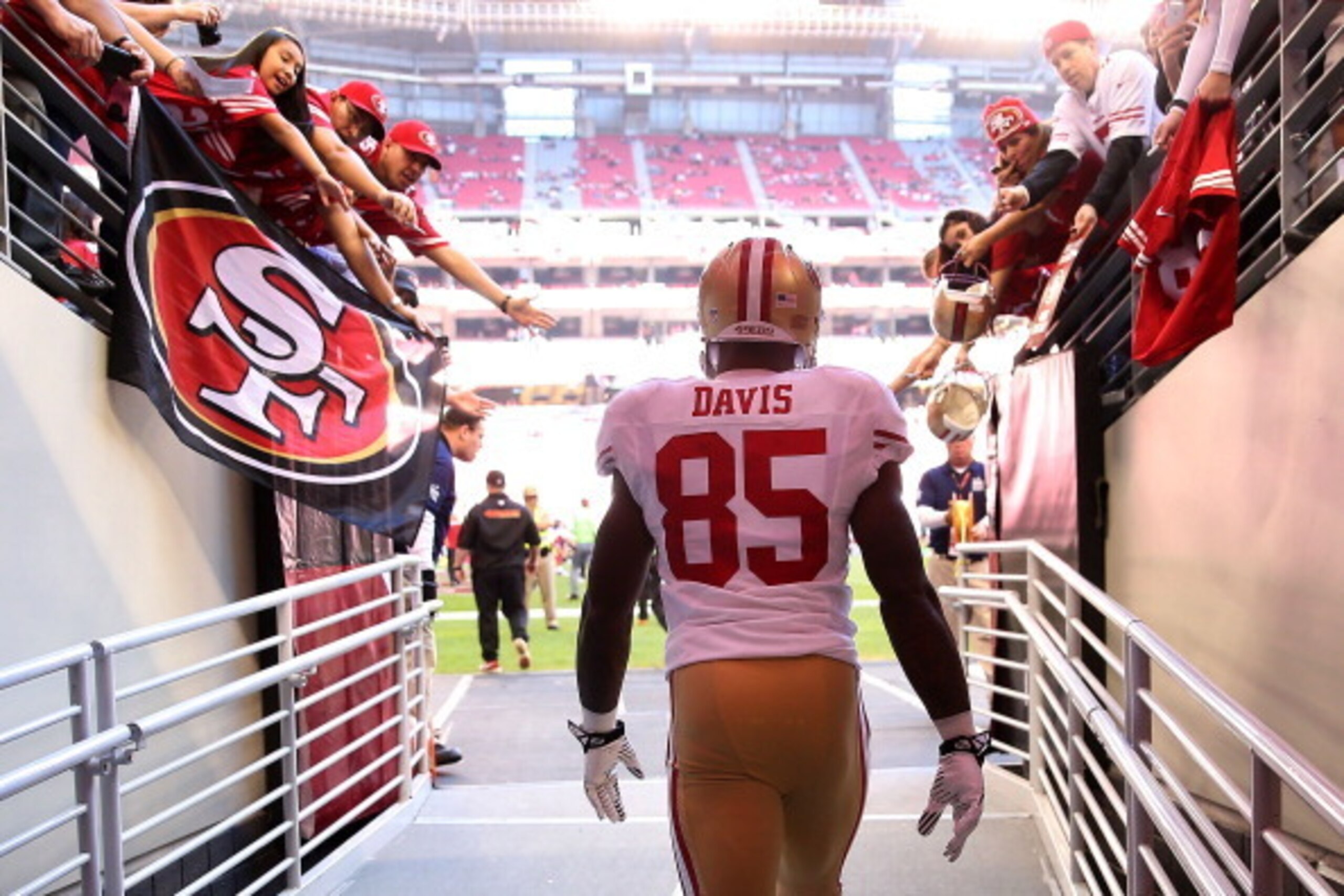 GLENDALE, AZ - DECEMBER 29:  Tight end Vernon Davis #85 of the San Francisco 49ers walks out onto the field before the NFL game against the Arizona Cardinals at the University of Phoenix Stadium on December 29, 2013 in Glendale, Arizona.  The 49ers defeat