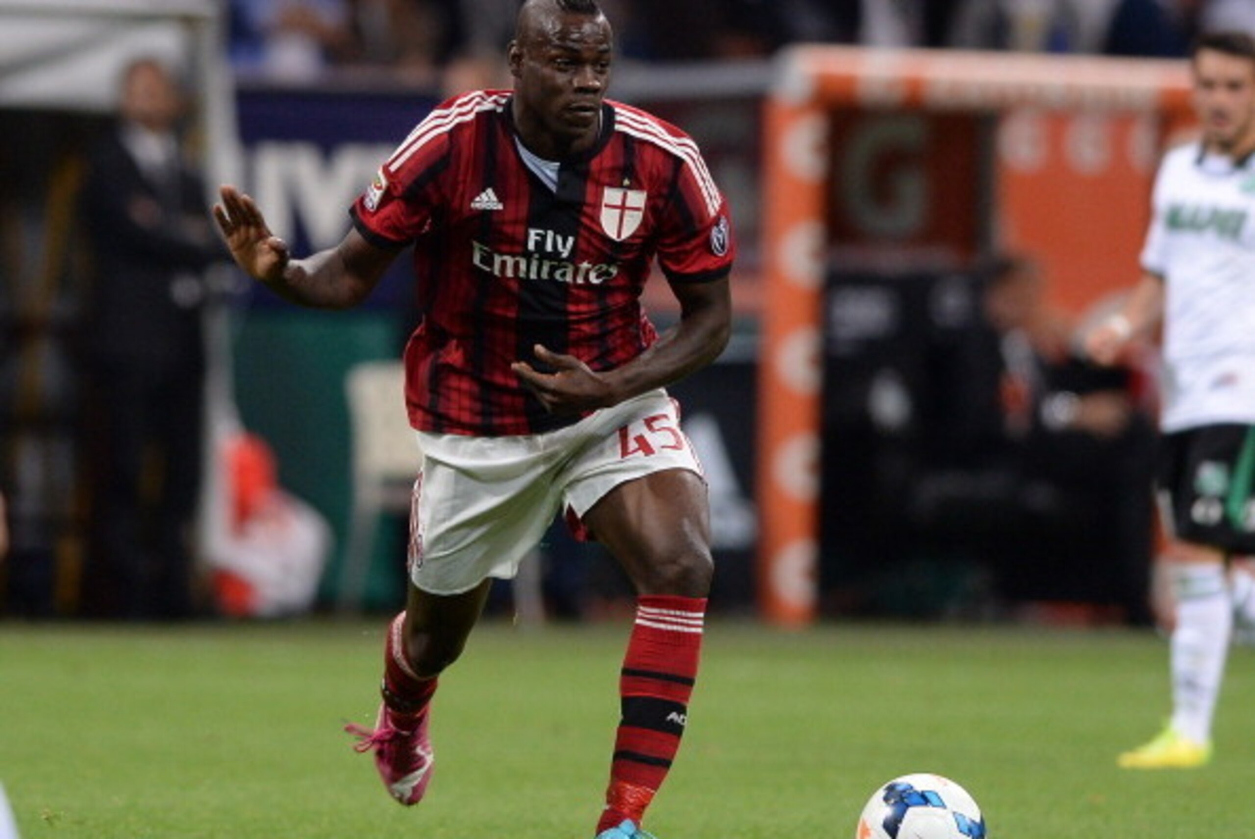 MILAN, ITALY - MAY 18: Mario Balotelli of AC Milan in action during the Serie A match between AC Milan and US Sassuolo Calcio at San Siro Stadium on May 18, 2014 in Milan, Italy. (Photo by Claudio Villa/Getty Images) MILAN, ITALY - MAY 18: Mario Balotelli of AC Milan in action during the Serie A match between AC Milan and US Sassuolo Calcio at San Siro Stadium on May 18, 2014 in Milan, Italy. (Photo by Claudio Villa/Getty Images)