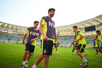 RIO DE JANEIRO, BRAZIL - JUNE 17:  Spain players warm up during a Spain training session ahead of their 2014 FIFA World Cup Group B match against Chile at Maracana on June 17, 2014 in Rio de Janeiro, Brazil.  (Photo by David Ramos/Getty Images)