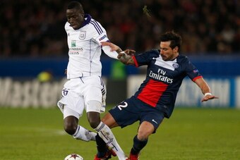 PARIS, FRANCE - NOVEMBER 05:  Cheikhou Kouyate of Anderlecht (L) is tackled by Ezequiel Lavezzi of PSG during the UEFA Champions League Group C match between Paris Saint Germain and RSC Anderlecht at Parc des Princes on November 5, 2013 in Paris, France. 