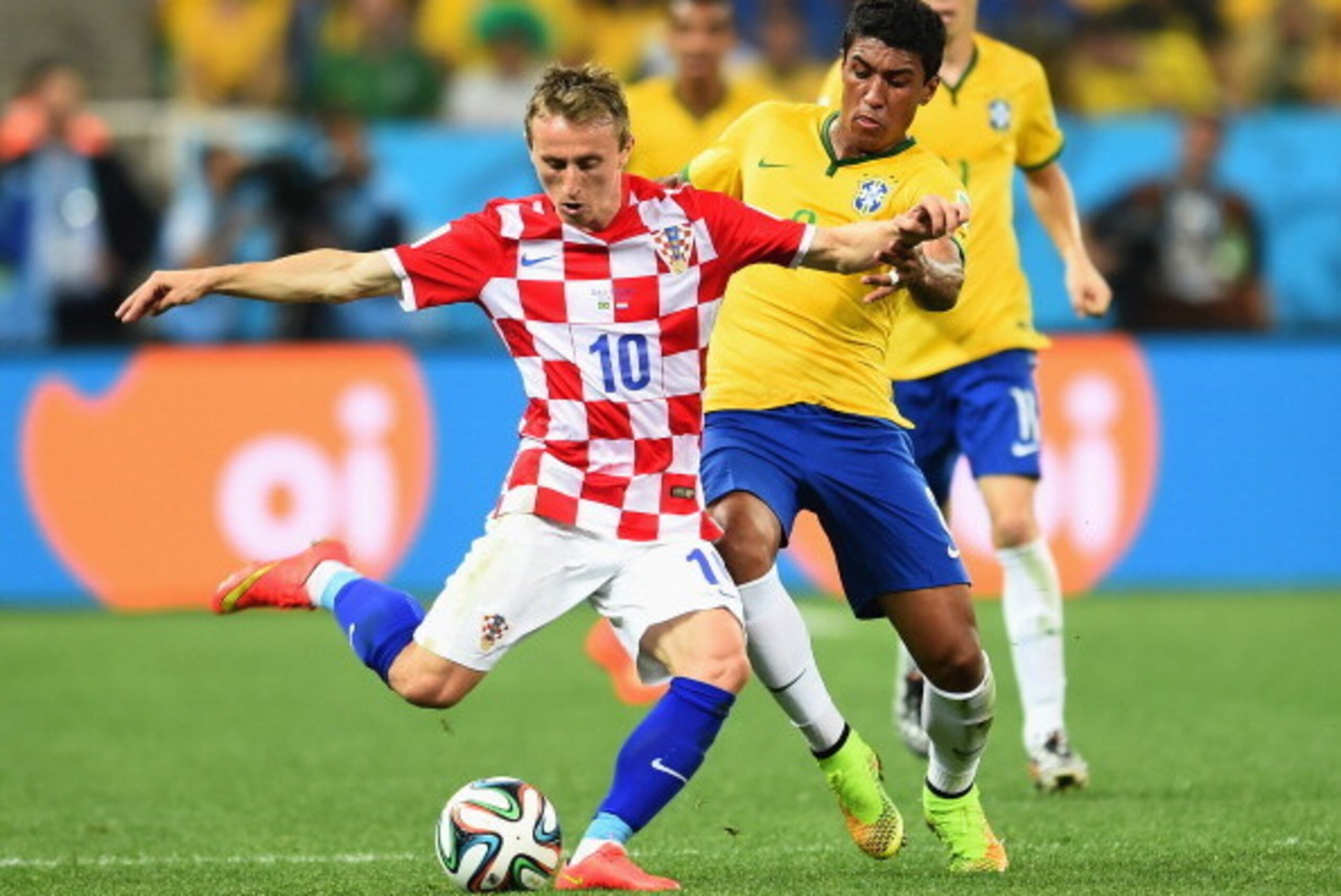 SAO PAULO, BRAZIL - JUNE 12: Paulinho of Brazil challenges Luka Modric of Croatia during the 2014 FIFA World Cup Brazil Group A match between Brazil and Croatia at Arena de Sao Paulo on June 12, 2014 in Sao Paulo, Brazil. (Photo by Buda Mendes/Getty Ima SAO PAULO, BRAZIL - JUNE 12: Paulinho of Brazil challenges Luka Modric of Croatia during the 2014 FIFA World Cup Brazil Group A match between Brazil and Croatia at Arena de Sao Paulo on June 12, 2014 in Sao Paulo, Brazil. (Photo by Buda Mendes/Getty Ima