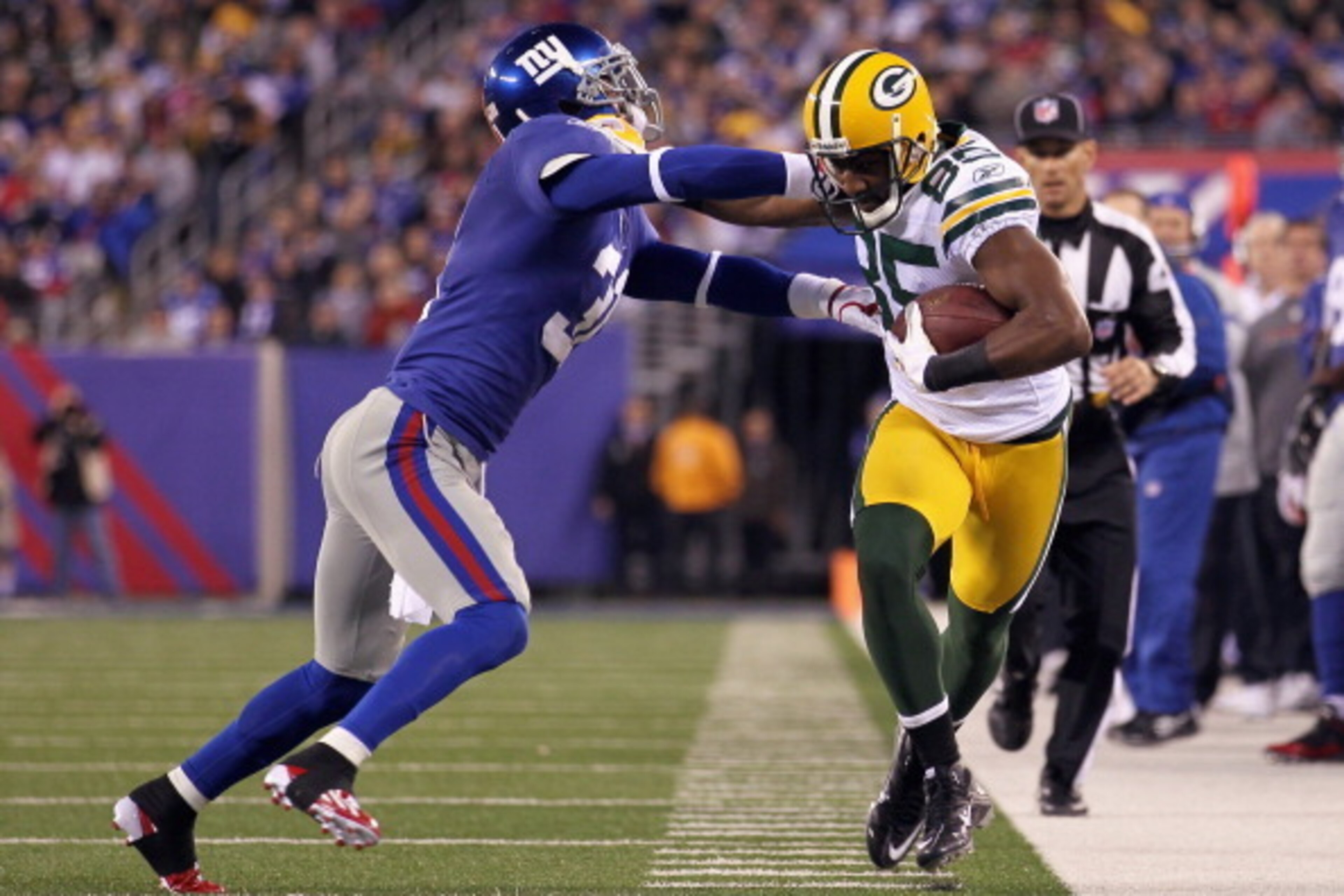 EAST RUTHERFORD, NJ - DECEMBER 04:  Greg Jennings #85 of the Green Bay Packers runs for yards after the catch in the first quarter against Aaron Ross #31 of the New York Giants at MetLife Stadium on December 4, 2011 in East Rutherford, New Jersey.  (Photo