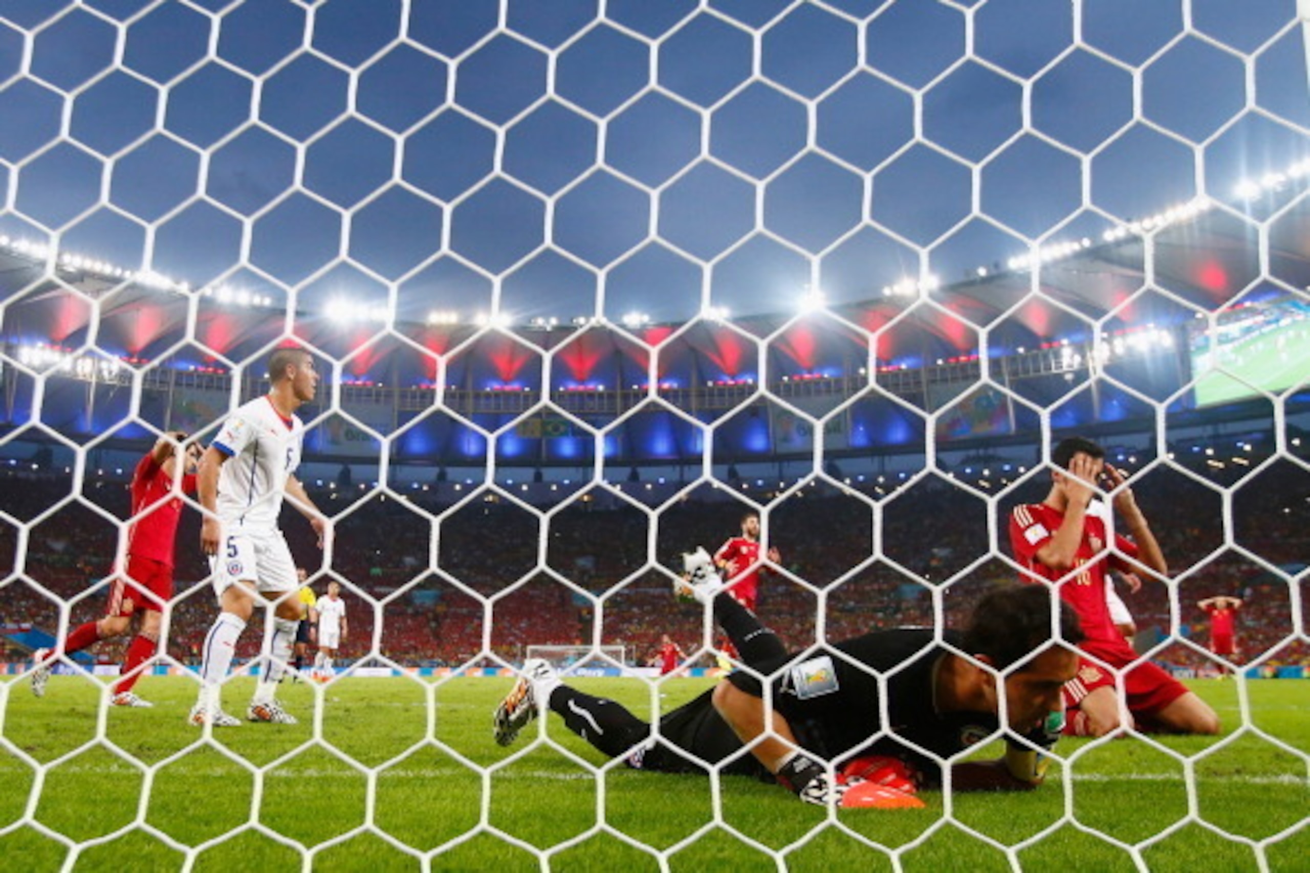 RIO DE JANEIRO, BRAZIL - JUNE 18: Sergio Busquets of Spain (R) reacts after a missed chance as goalkeeper Claudio Bravo of Chile looks on during the 2014 FIFA World Cup Brazil Group B match between Spain and Chile at Maracana on June 18, 2014 in Rio de Ja RIO DE JANEIRO, BRAZIL - JUNE 18: Sergio Busquets of Spain (R) reacts after a missed chance as goalkeeper Claudio Bravo of Chile looks on during the 2014 FIFA World Cup Brazil Group B match between Spain and Chile at Maracana on June 18, 2014 in Rio de Ja