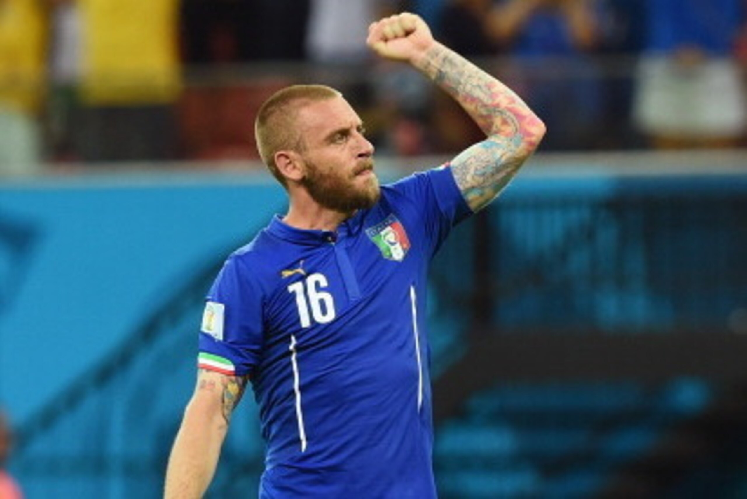 MANAUS, BRAZIL - JUNE 14:  Daniele De Rossi of Italy acknowledges the fans after defeating England 2-1  during the 2014 FIFA World Cup Brazil Group D match between England and Italy at Arena Amazonia on June 14, 2014 in Manaus, Brazil.  (Photo by Claudio 