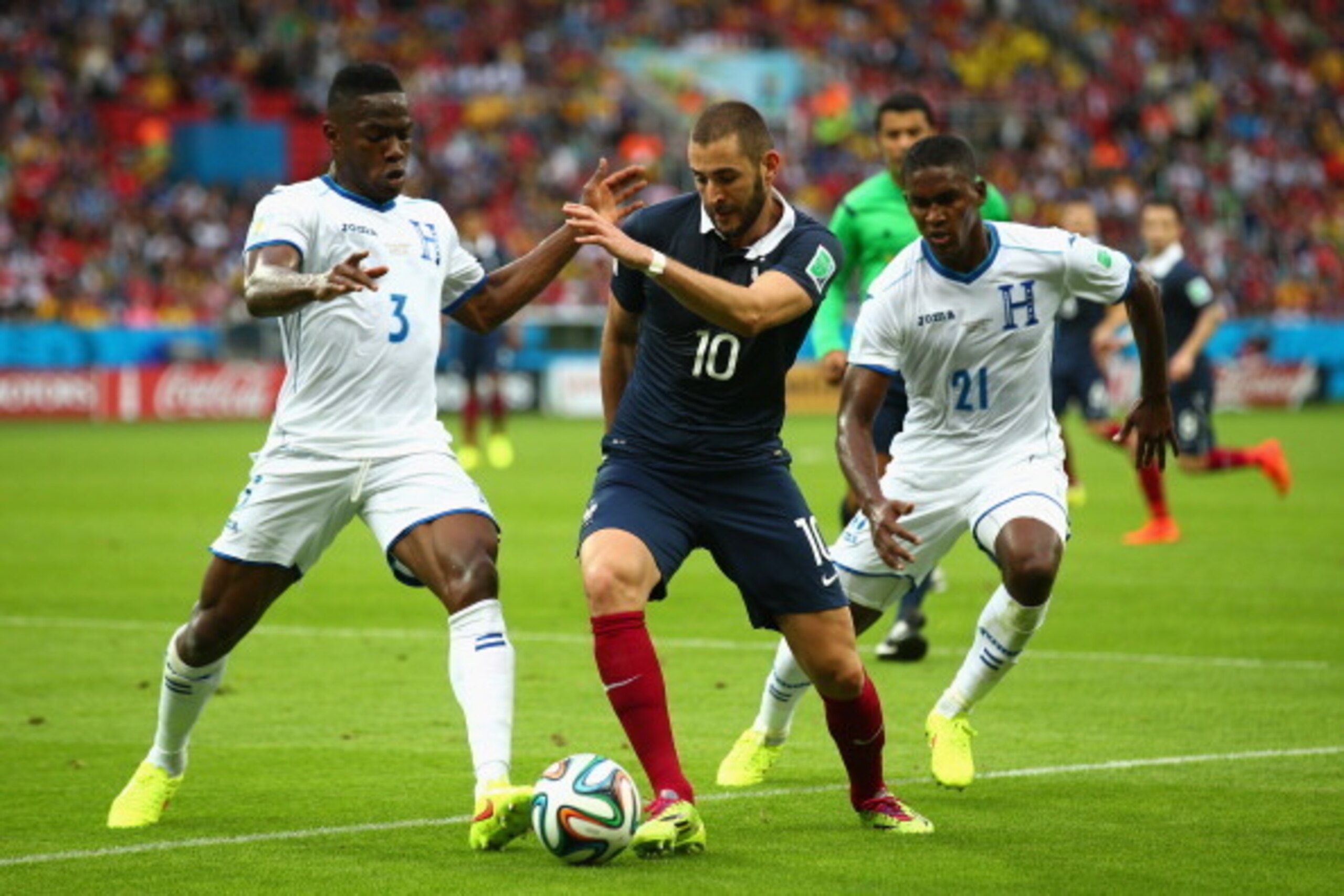 PORTO ALEGRE, BRAZIL - JUNE 15:  Maynor Figueroa of Honduras and Karim Benzema of France battle for the ball during the 2014 FIFA World Cup Brazil Group E match between France and Honduras at Estadio Beira-Rio on June 15, 2014 in Porto Alegre, Brazil.  (P