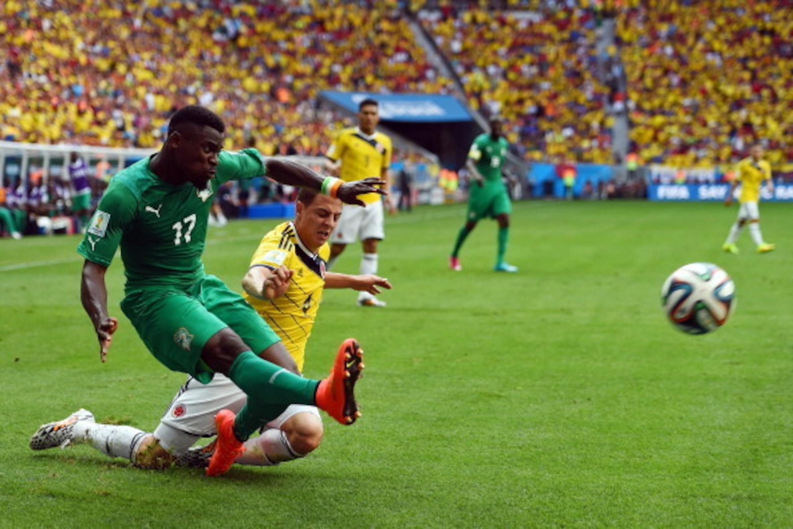 BRASILIA, BRAZIL - JUNE 19:  Serge Aurier of the Ivory Coast dribbles past Santiago Arias of Colombia during the 2014 FIFA World Cup Brazil Group C match between Colombia and Cote D'Ivoire at Estadio Nacional on June 19, 2014 in Brasilia, Brazil.  (Photo 
