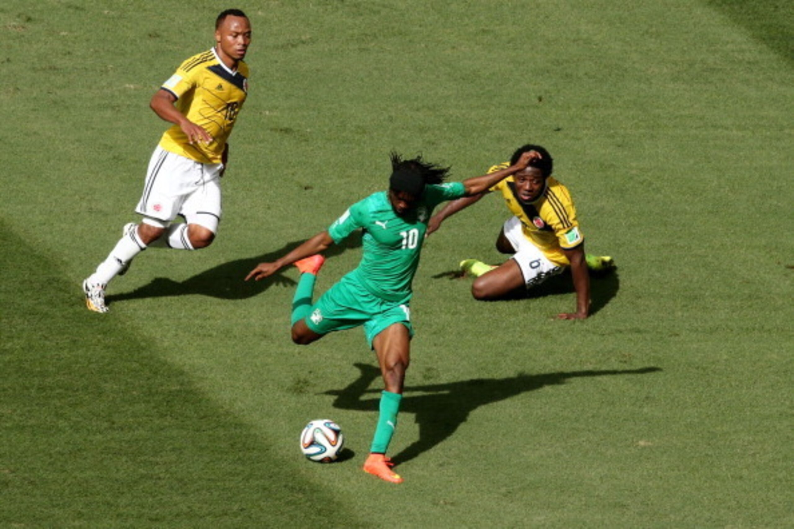BRASILIA, BRAZIL - JUNE 19:  Gervinho of the Ivory Coast shoots and scores his team's first goal as Juan Camilo Zuniga and Carlos Sanchez of Colombia look on during the 2014 FIFA World Cup Brazil Group C match between Colombia and Cote D'Ivoire at Estadio