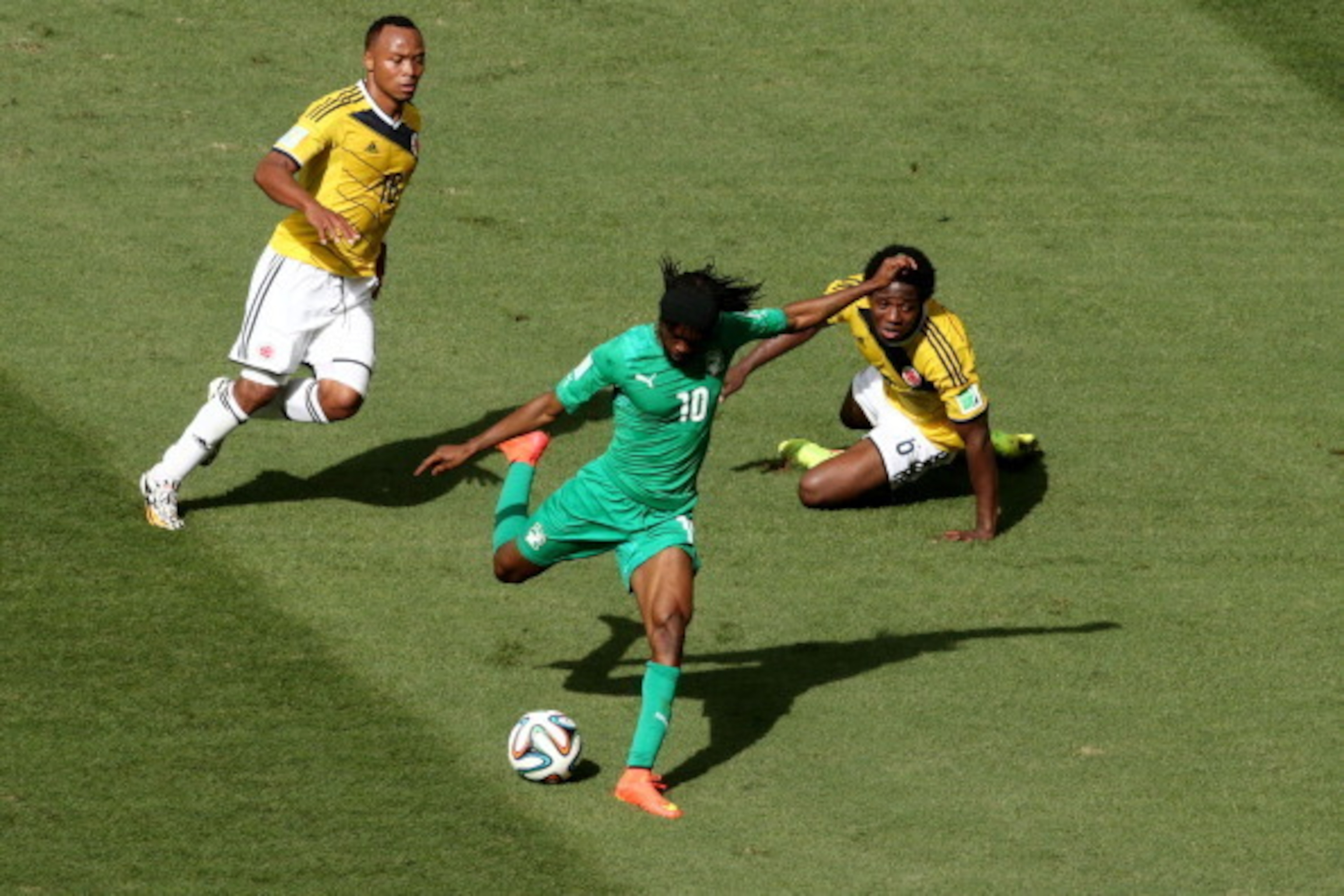 BRASILIA, BRAZIL - JUNE 19:  Gervinho of the Ivory Coast shoots and scores his team's first goal as Juan Camilo Zuniga and Carlos Sanchez of Colombia look on during the 2014 FIFA World Cup Brazil Group C match between Colombia and Cote D'Ivoire at Estadio