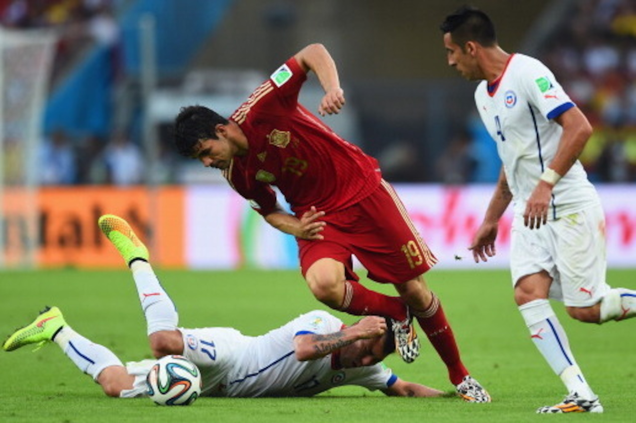 RIO DE JANEIRO, BRAZIL - JUNE 18:  Gary Medel of Chile collides with Diego Costa of Spain during the 2014 FIFA World Cup Brazil Group B match between Spain and Chile at Maracana on June 18, 2014 in Rio de Janeiro, Brazil.  (Photo by Matthias Hangst/Getty 