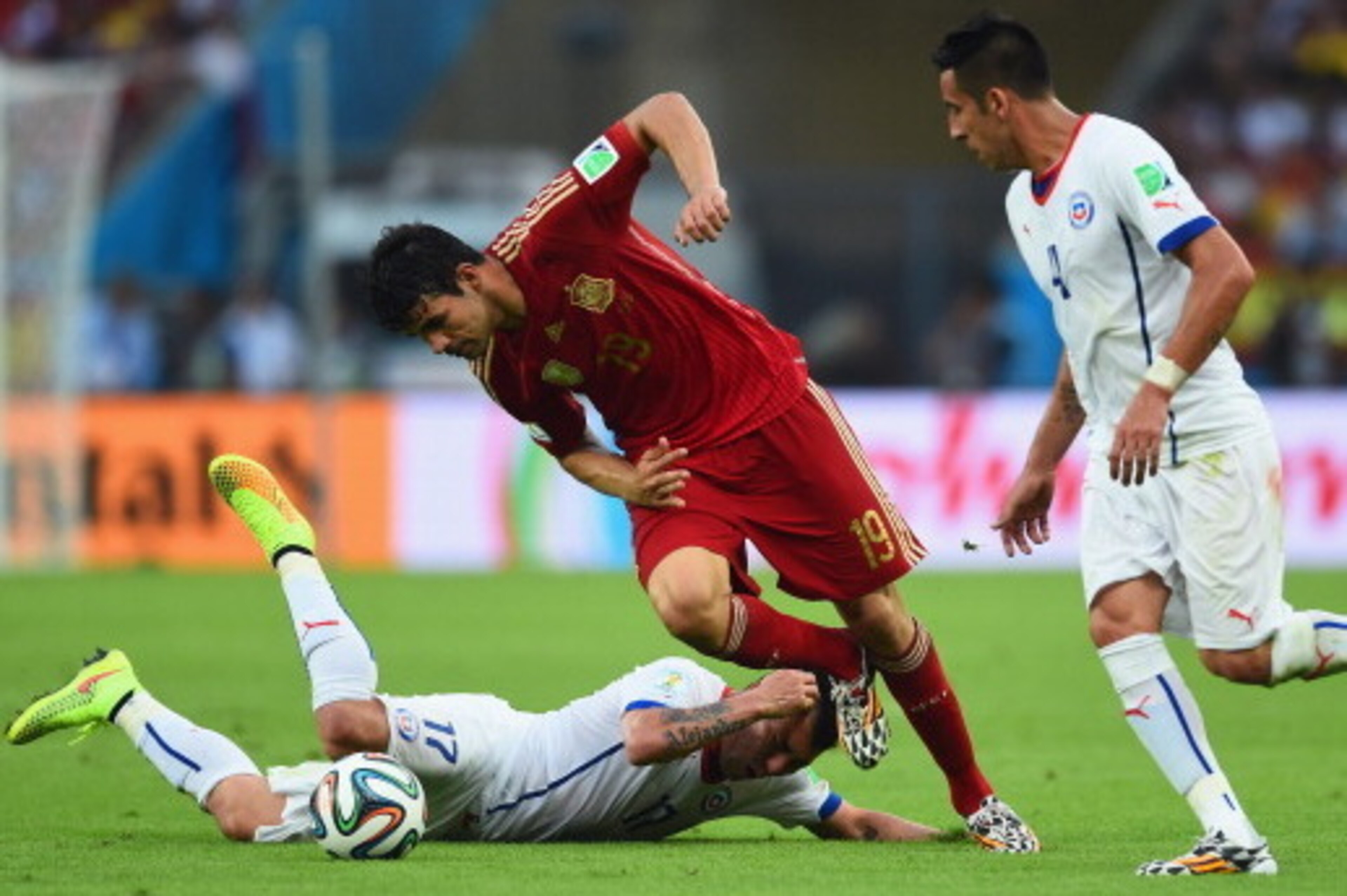 RIO DE JANEIRO, BRAZIL - JUNE 18:  Gary Medel of Chile collides with Diego Costa of Spain during the 2014 FIFA World Cup Brazil Group B match between Spain and Chile at Maracana on June 18, 2014 in Rio de Janeiro, Brazil.  (Photo by Matthias Hangst/Getty 