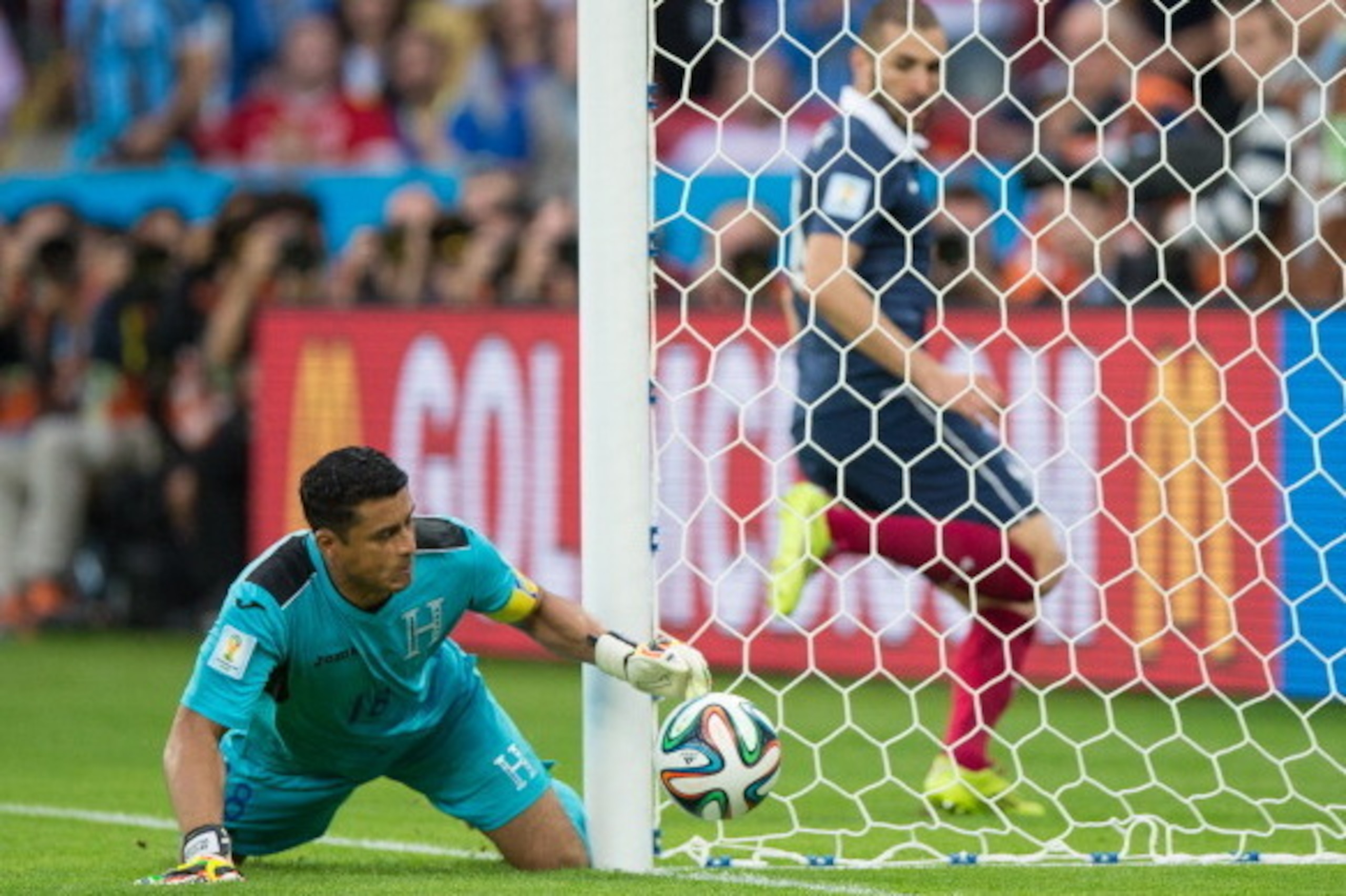 PORTO ALEGRE, BRAZIL - JUNE 15: Karim Benzema of France looks as goalkeeper Noel Valladares of Honduras fails to save France's second goal during the 2014 FIFA World Cup Brazil Group E match between France and Honduras at Estadio Beira-Rio on June 15, 201