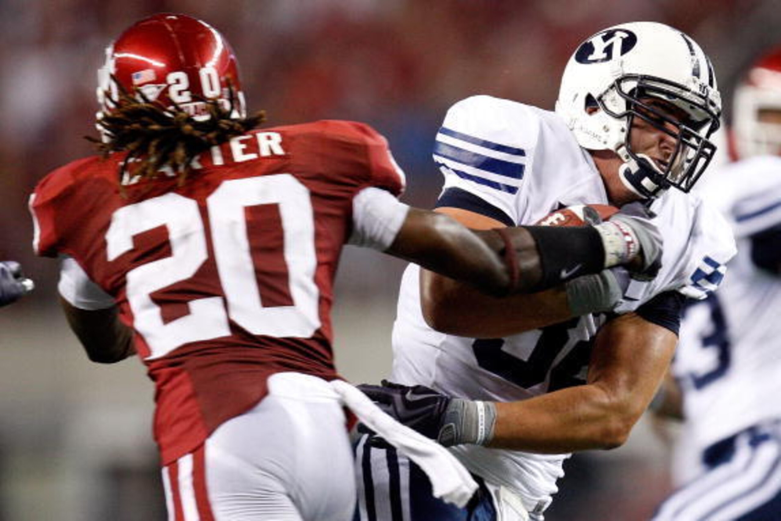 ARLINGTON, TX - SEPTEMBER 05: Tight end Dennis Pitta #32 of the Brigham Young Cougars runs the ball past Quinton Carter #20 of the Oklahoma Sooners at Cowboys Stadium on September 5, 2009 in Arlington, Texas. (Photo by Ronald Martinez/Getty Images) ARLINGTON, TX - SEPTEMBER 05: Tight end Dennis Pitta #32 of the Brigham Young Cougars runs the ball past Quinton Carter #20 of the Oklahoma Sooners at Cowboys Stadium on September 5, 2009 in Arlington, Texas. (Photo by Ronald Martinez/Getty Images)