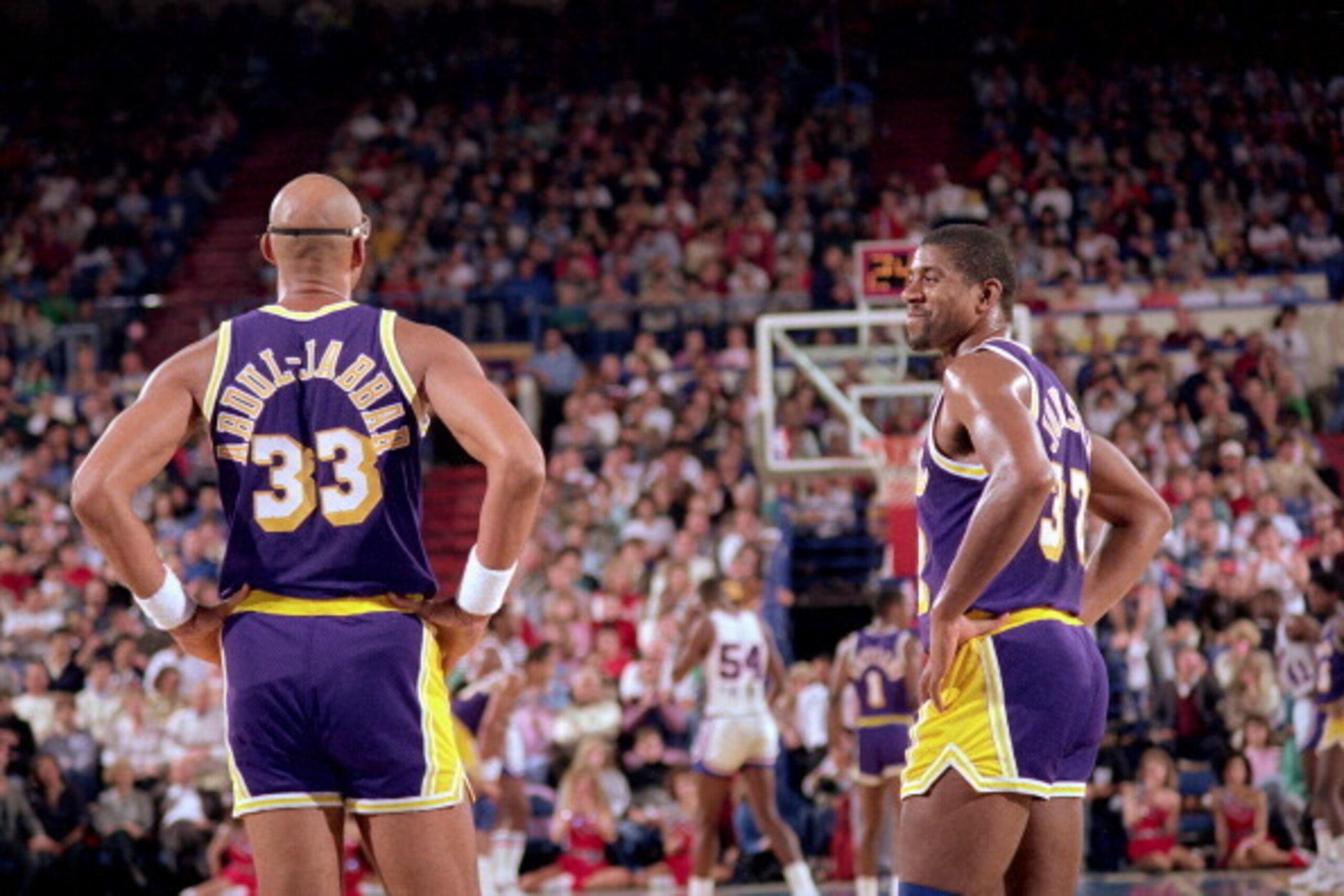 SACRAMENTO, CA - DECEMBER 1: Kareem Abdul-Jabbar #33 and Magic Johnson #32 of the Los Angeles Lakers look on against the Sacramento Kings on December 1, 1987 at Arco Arena in Sacramento, California. NOTE TO USER: User expressly acknowledges and agrees tha