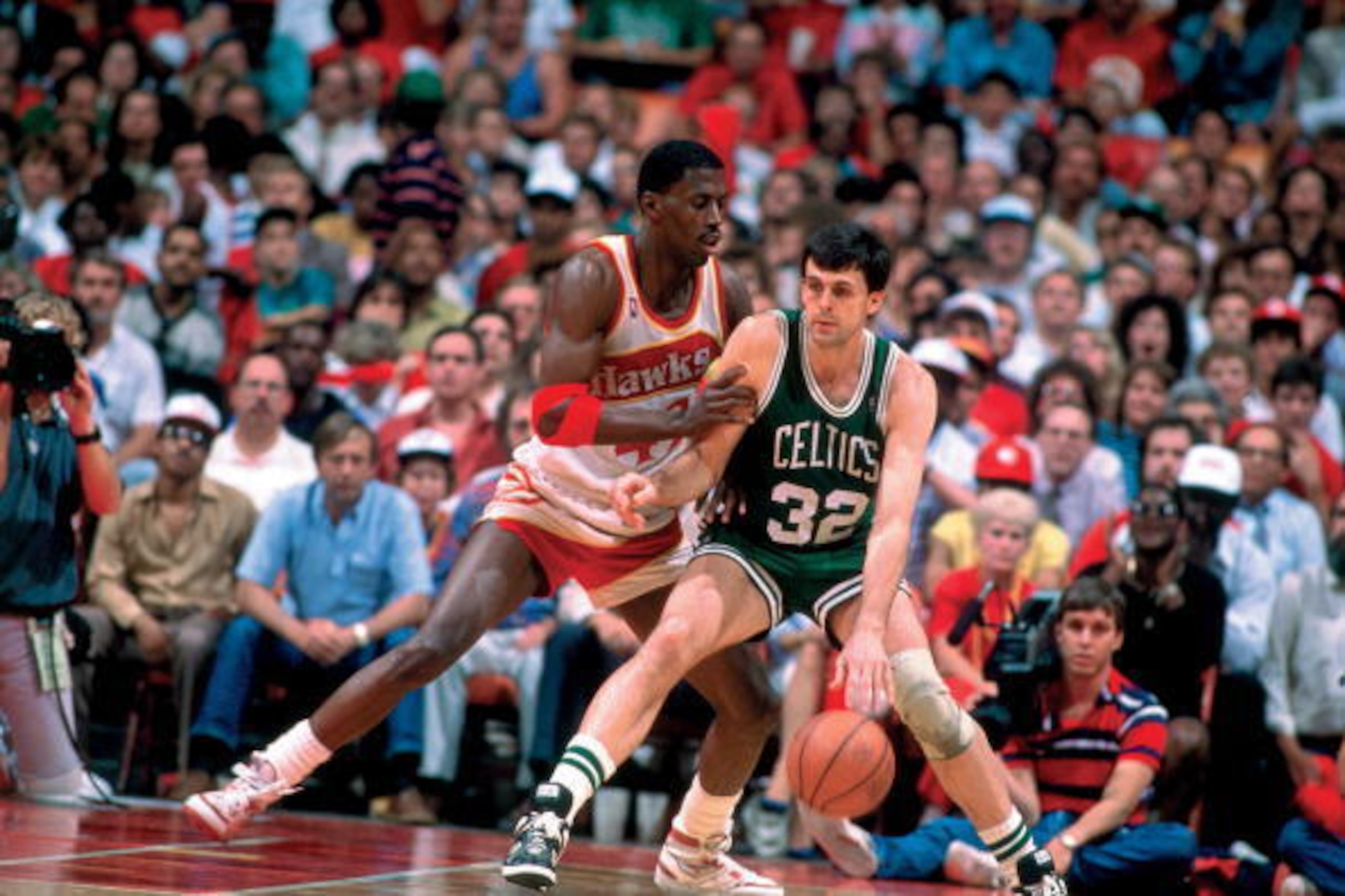 ATLANTA - 1988:  Kevin McHale #32 of the Boston Celtics posts up against Kevin Willis #42 of the Atlanta Hawks during a game played in 1988 at the Omni in Atlanta, Georgia.  NOTE TO USER: User expressly acknowledges that, by downloading and or using this 