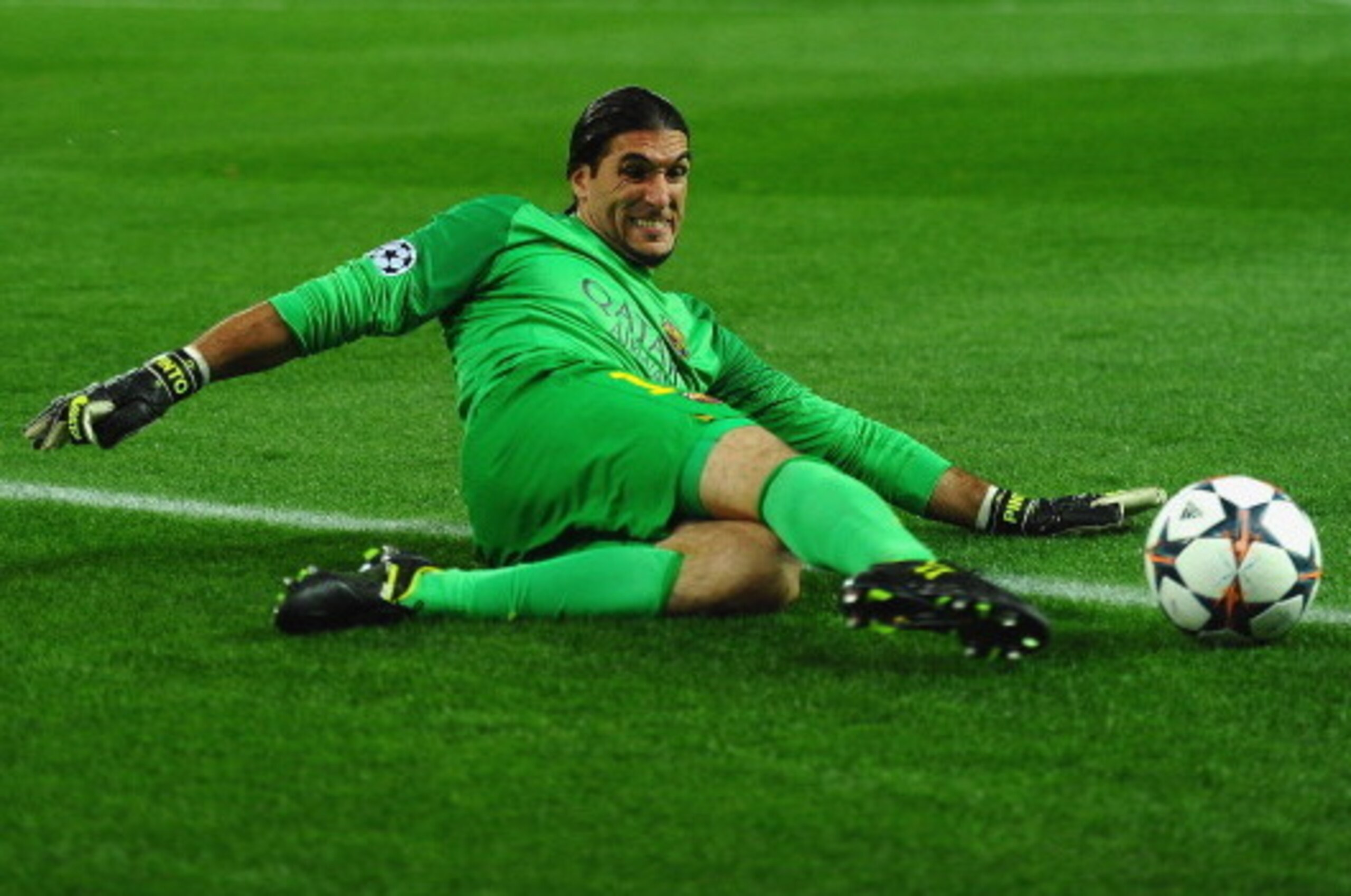MADRID, SPAIN - APRIL 09: Jose Manuel Pinto of Barcelona clears the ball during the UEFA Champions League Quarter Final second leg match between Club Atletico de Madrid and FC Barcelona at Vicente Calderon Stadium on April 9, 2014 in Madrid, Spain.  (Phot