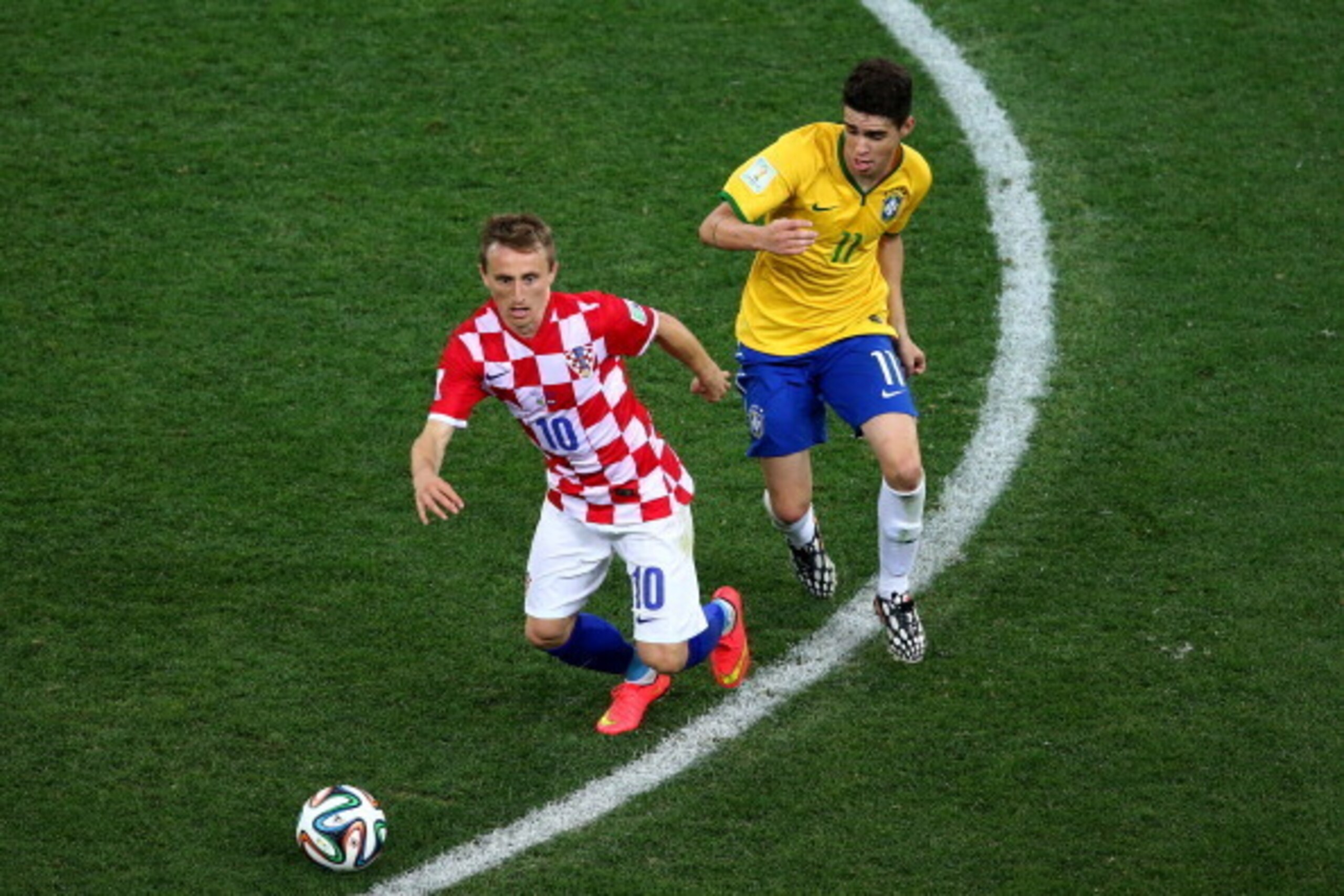 SAO PAULO, BRAZIL - JUNE 12: Oscar of Brazil challenges Luka Modric of Croatia during the 2014 FIFA World Cup Brazil Group A match between Brazil and Croatia at Arena de Sao Paulo on June 12, 2014 in Sao Paulo, Brazil. (Photo by Elsa/Getty Images) SAO PAULO, BRAZIL - JUNE 12: Oscar of Brazil challenges Luka Modric of Croatia during the 2014 FIFA World Cup Brazil Group A match between Brazil and Croatia at Arena de Sao Paulo on June 12, 2014 in Sao Paulo, Brazil. (Photo by Elsa/Getty Images)