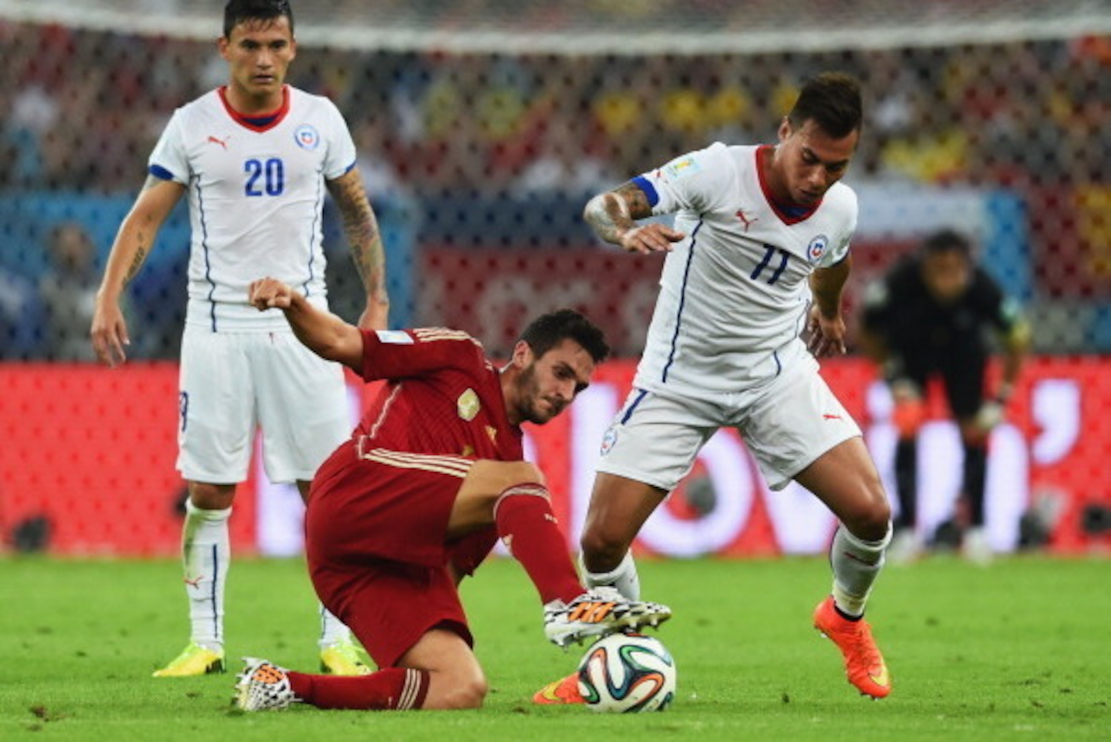 RIO DE JANEIRO, BRAZIL - JUNE 18:  Koke of Spain takes on Charles Aranguiz (L) and Eduardo Vargas of Chile (R) during the 2014 FIFA World Cup Brazil Group B match between Spain and Chile at Maracana on June 18, 2014 in Rio de Janeiro, Brazil.  (Photo by M