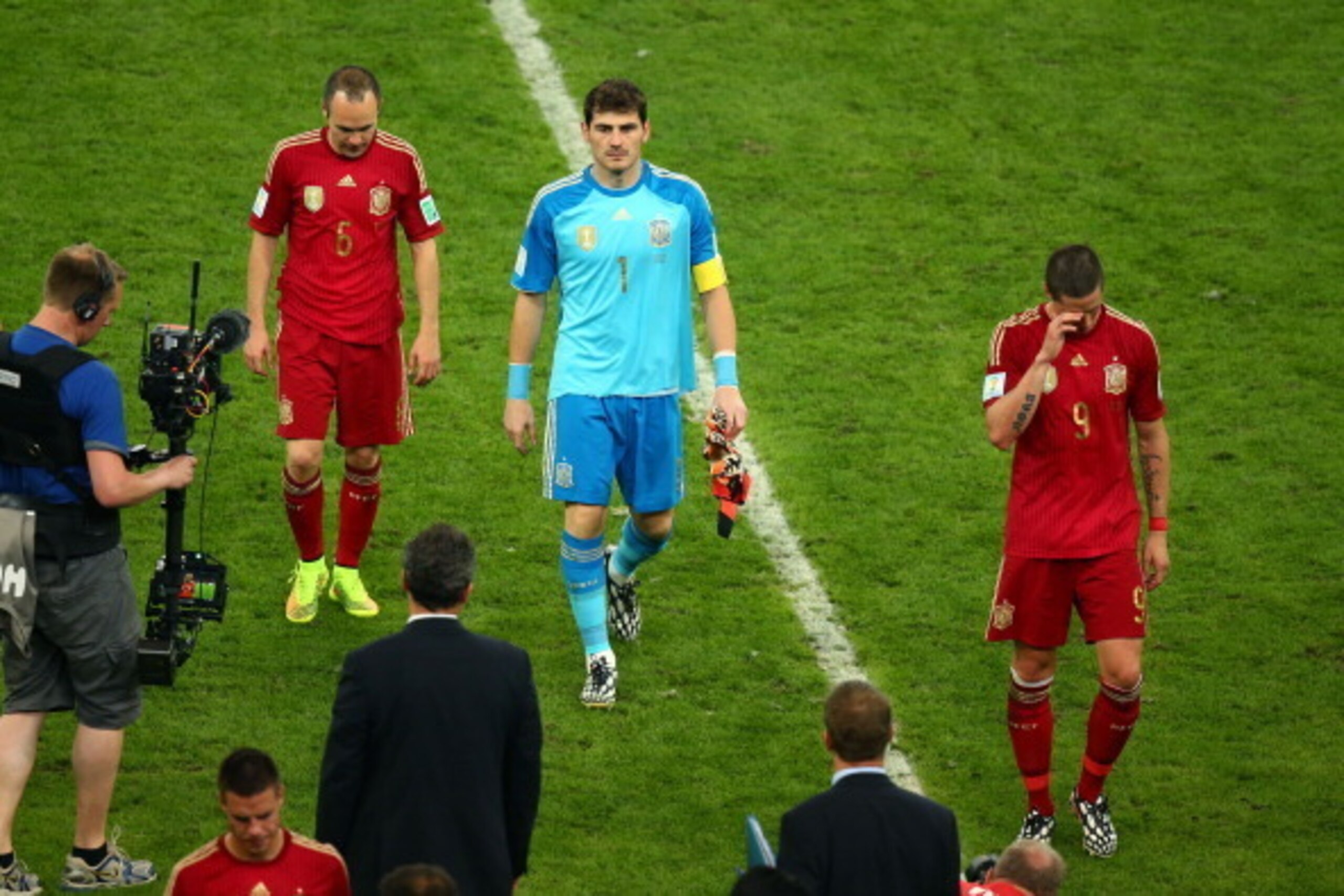 RIO DE JANEIRO, BRAZIL - JUNE 18: Andres Iniesta, Iker Casillas and Fernando Torres of Spain look dejected as they walk off the pitch after a 2-0 defeat to Chile in the 2014 FIFA World Cup Brazil Group B match between Spain and Chile at Maracana on June RIO DE JANEIRO, BRAZIL - JUNE 18: Andres Iniesta, Iker Casillas and Fernando Torres of Spain look dejected as they walk off the pitch after a 2-0 defeat to Chile in the 2014 FIFA World Cup Brazil Group B match between Spain and Chile at Maracana on June