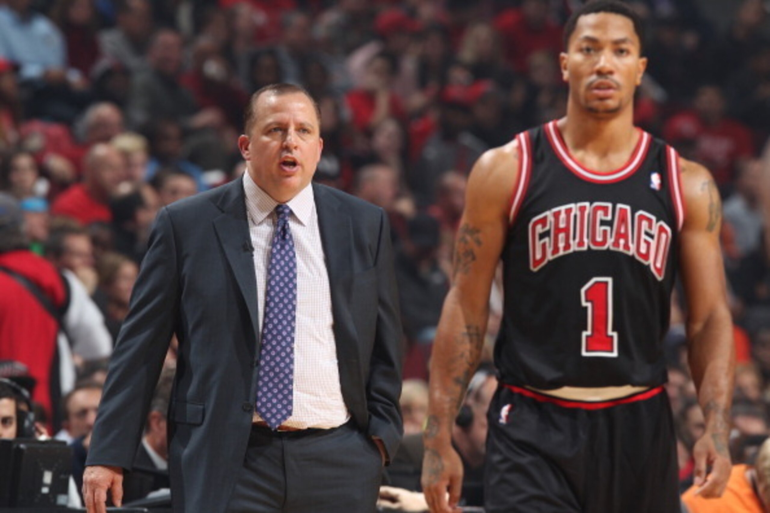 CHICAGO, IL - OCTOBER 31:  Tom Thibodeau yells to Derrick Rose #1 of the Chicago Bulls during the game against the New York Knickson October 31, 2013 at the United Center in Chicago, Illinois. NOTE TO USER: User expressly acknowledges and agrees that, by 