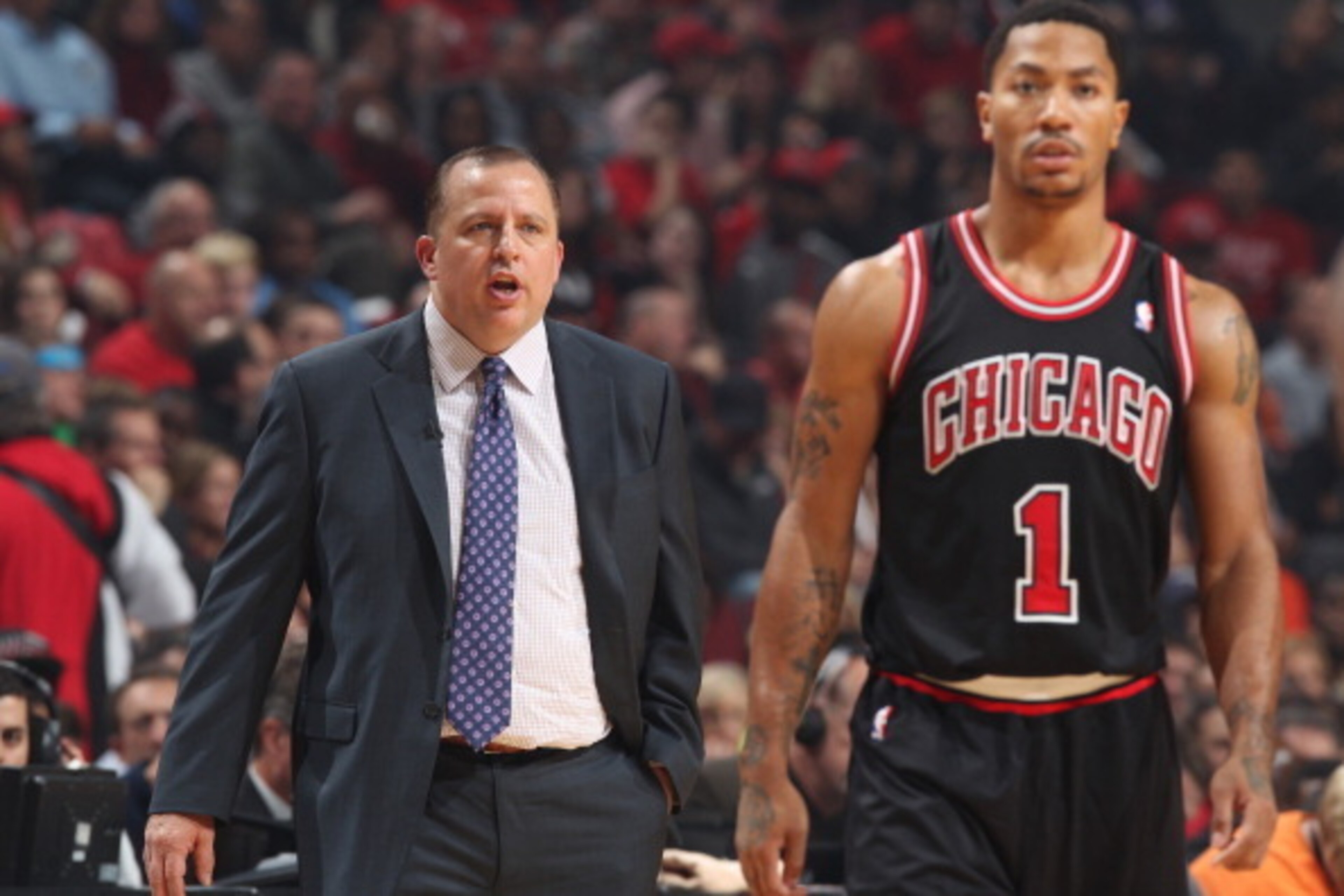 CHICAGO, IL - OCTOBER 31:  Tom Thibodeau yells to Derrick Rose #1 of the Chicago Bulls during the game against the New York Knickson October 31, 2013 at the United Center in Chicago, Illinois. NOTE TO USER: User expressly acknowledges and agrees that, by 
