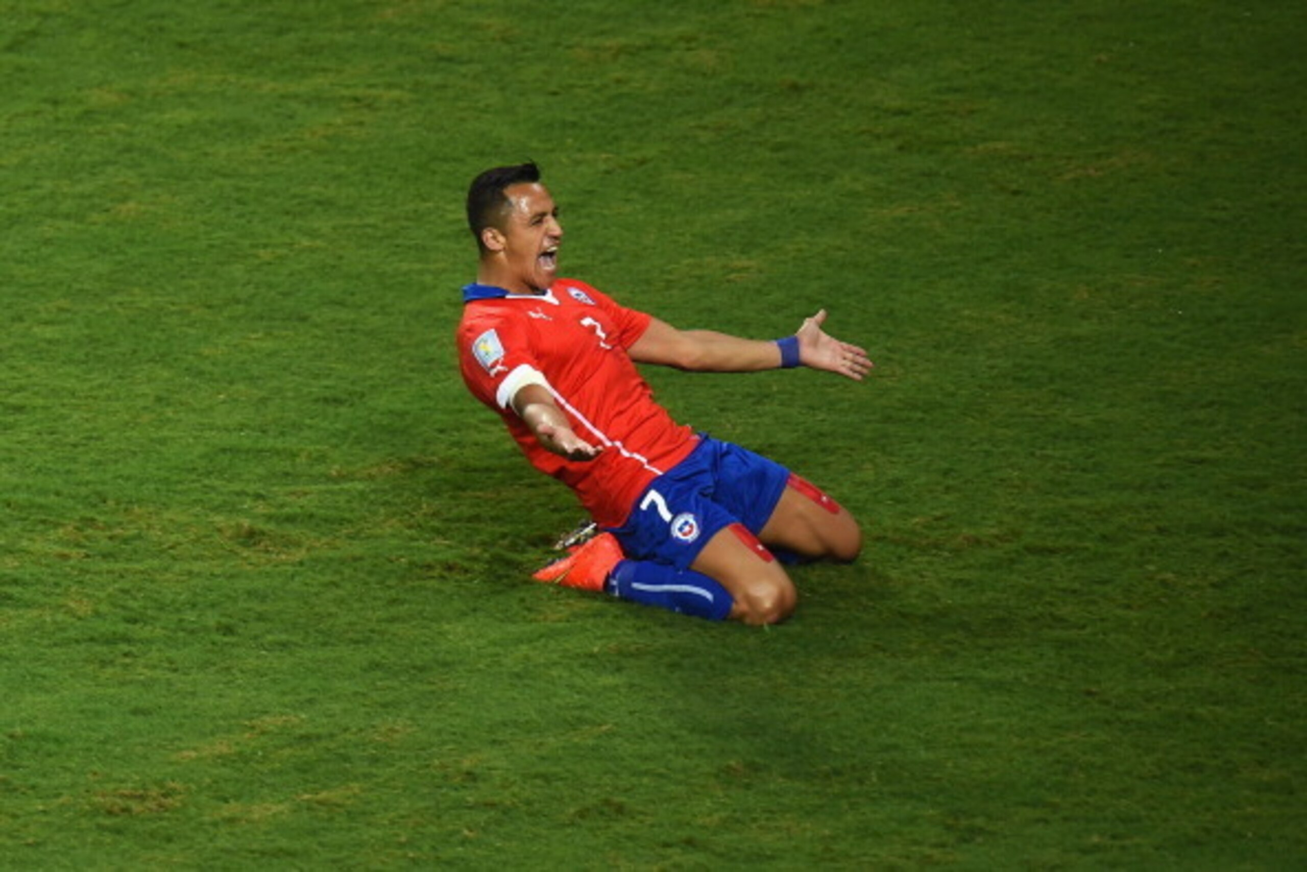 CUIABA, BRAZIL - JUNE 13:  Alexis Sanchez of Chile celebrates after scoring his team's first goal during the 2014 FIFA World Cup Brazil Group B match between Chile and Australia at Arena Pantanal on June 13, 2014 in Cuiaba, Brazil.  (Photo by Stu Forster/