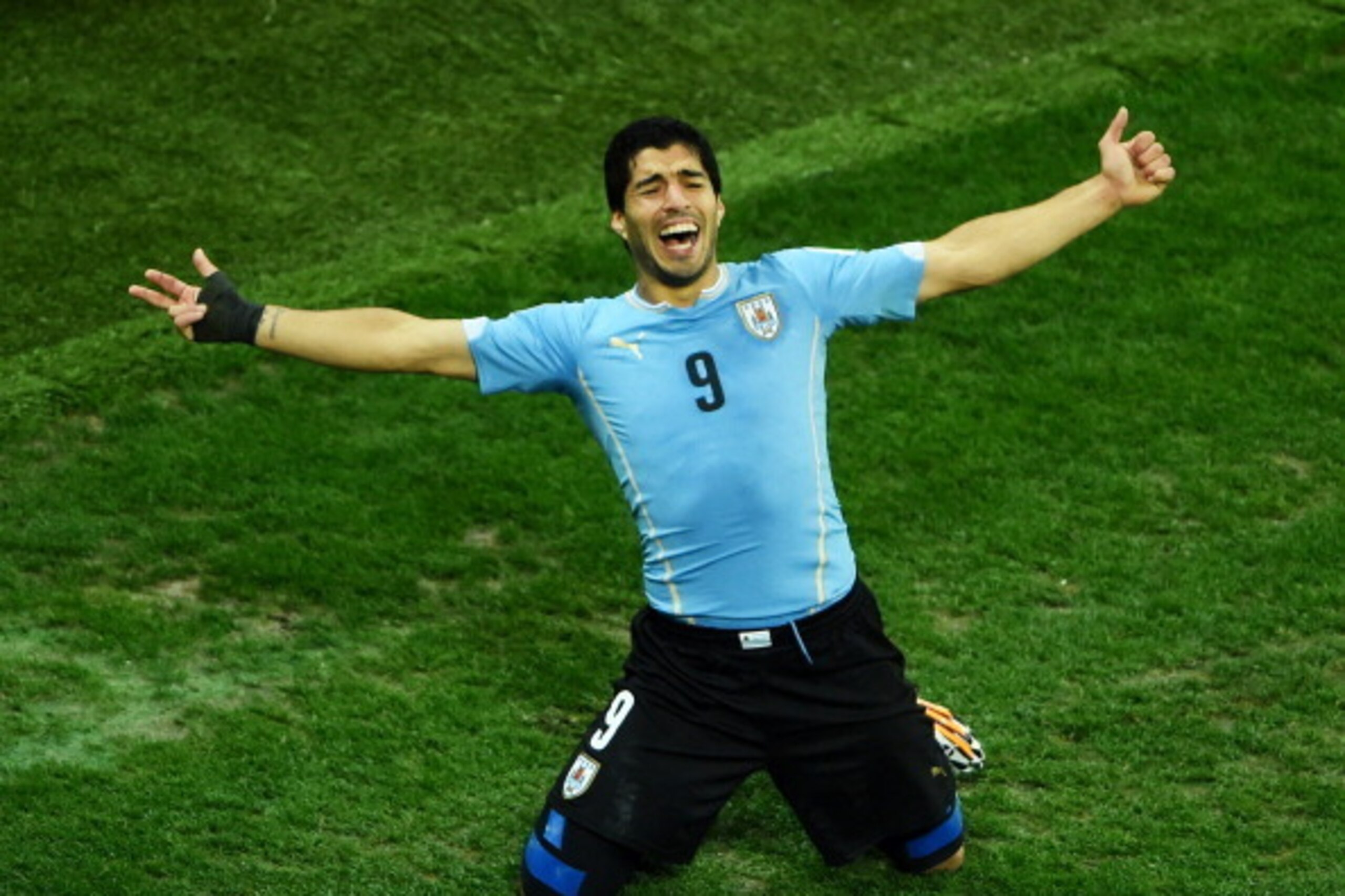 SAO PAULO, BRAZIL - JUNE 19:  Luis Suarez of Uruguay celebrates after scoring his team's second goal during the 2014 FIFA World Cup Brazil Group D match between Uruguay and England at Arena de Sao Paulo on June 19, 2014 in Sao Paulo, Brazil.  (Photo by Ma
