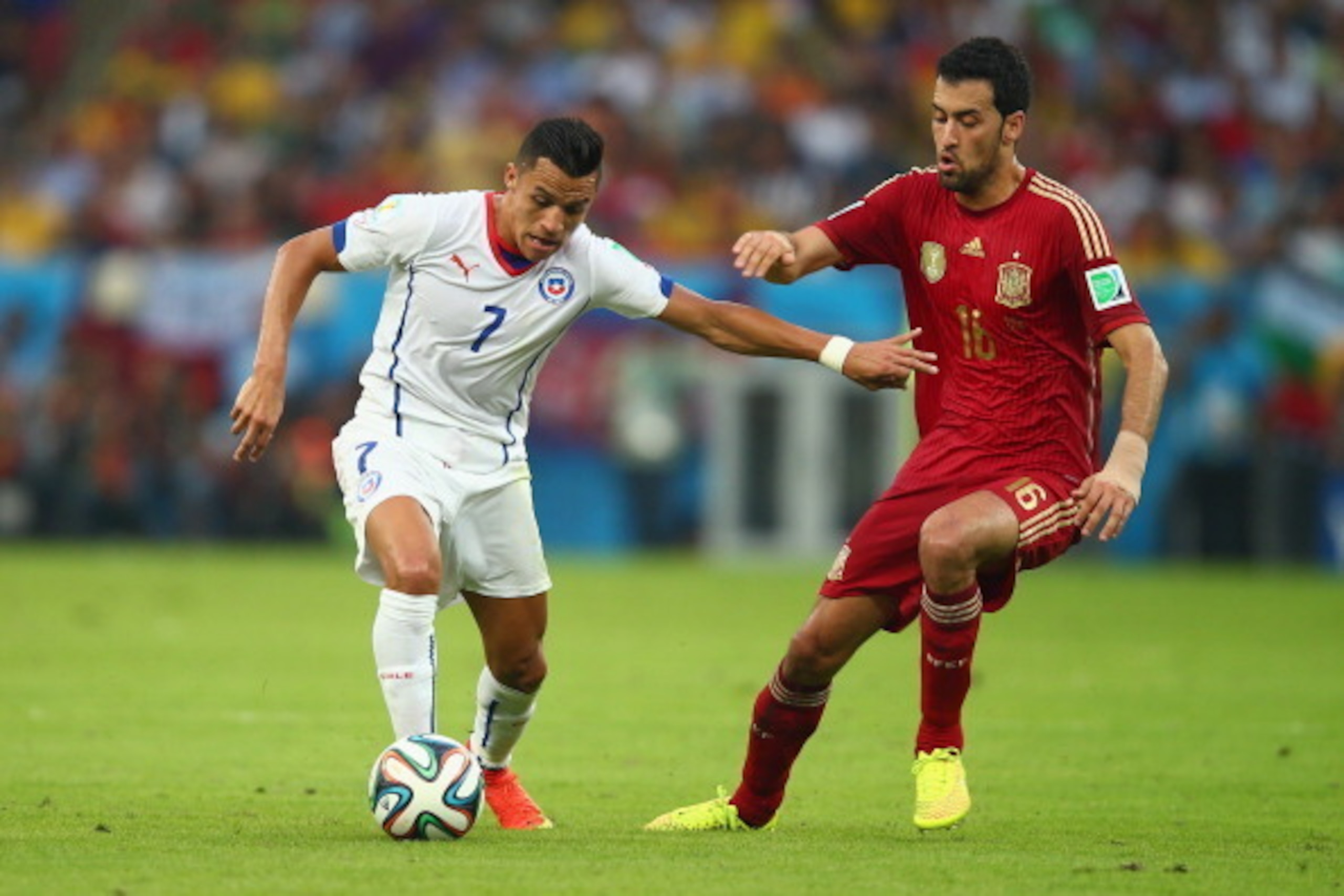 RIO DE JANEIRO, BRAZIL - JUNE 18: Alexis Sanchez of Chile controls the ball against Sergio Busquets of Spain during the 2014 FIFA World Cup Brazil Group B match between Spain and Chile at Maracana on June 18, 2014 in Rio de Janeiro, Brazil.  (Photo by Cli