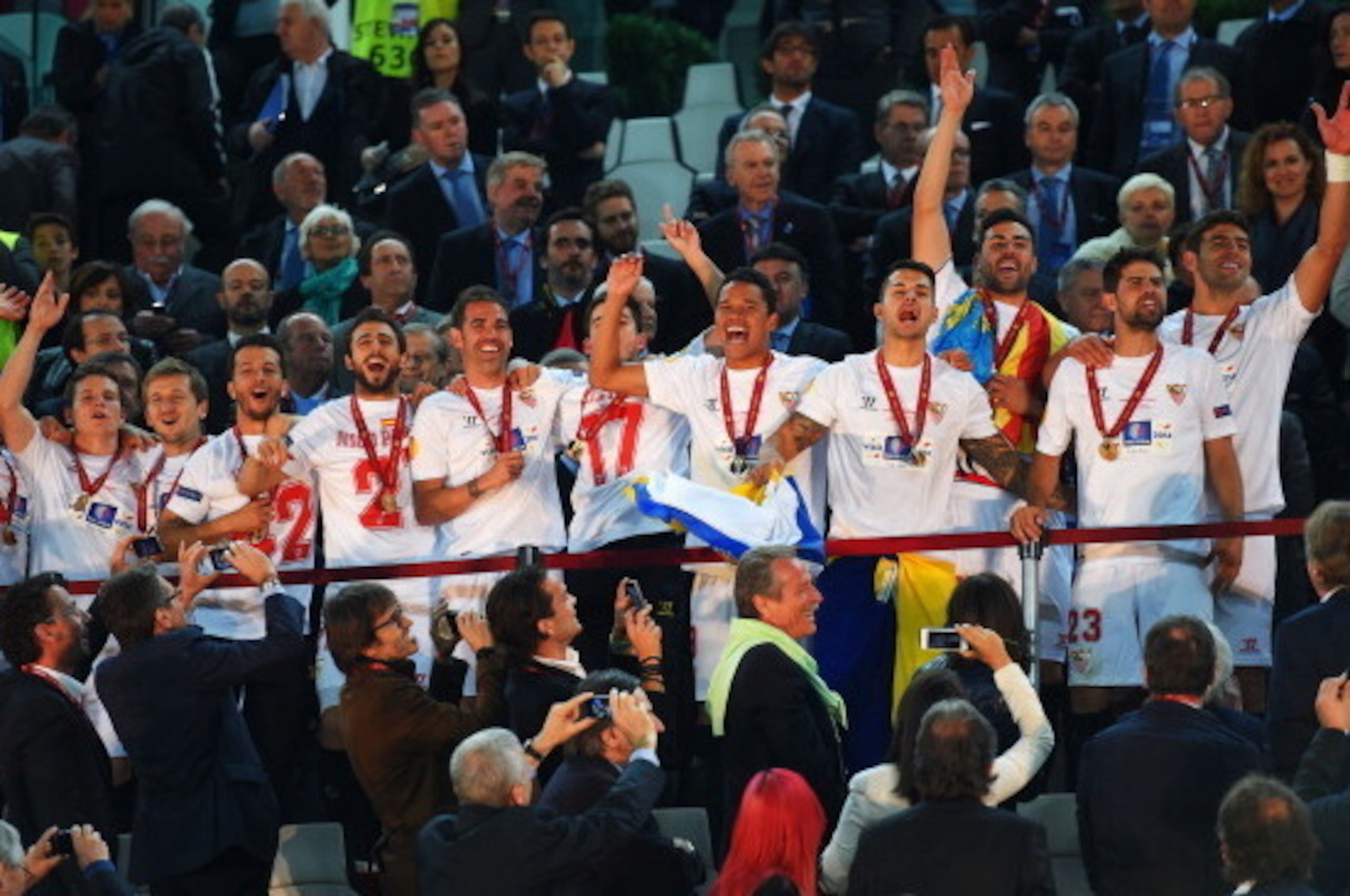 TURIN, ITALY - MAY 14:  Sevilla players celebrate as the receive their winners medals during the UEFA Europa League Final match between Sevilla FC and SL Benfica at Juventus Stadium on May 14, 2014 in Turin, Italy.  (Photo by Mike Hewitt/Getty Images)