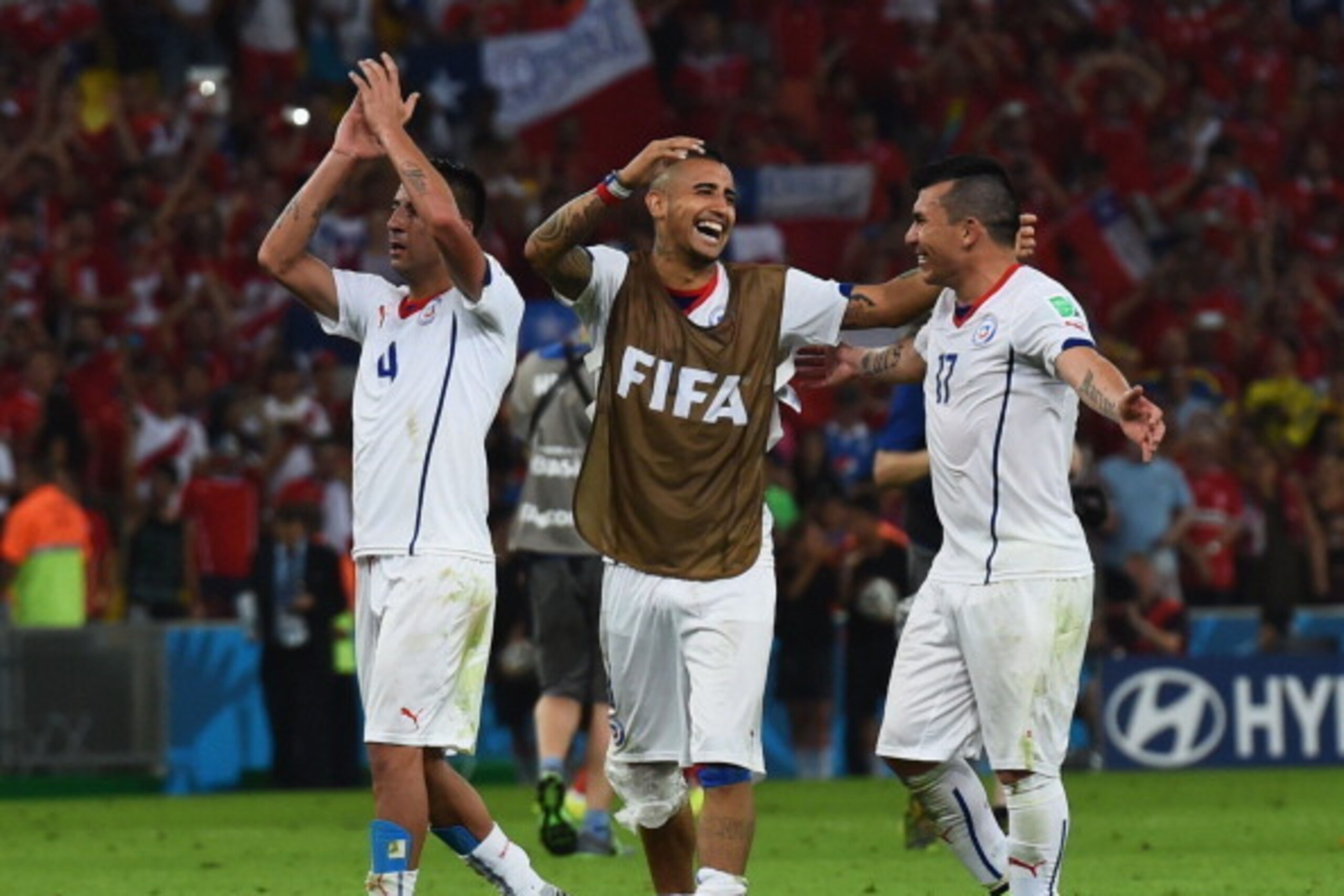 RIO DE JANEIRO, BRAZIL - JUNE 18: (L-R) Mauricio Isla, Arturo Vidal and Gary Medel of Chile celebrate victory after the 2014 FIFA World Cup Brazil Group B match between Spain and Chile at Maracana on June 18, 2014 in Rio de Janeiro, Brazil. (Photo by Ma RIO DE JANEIRO, BRAZIL - JUNE 18: (L-R) Mauricio Isla, Arturo Vidal and Gary Medel of Chile celebrate victory after the 2014 FIFA World Cup Brazil Group B match between Spain and Chile at Maracana on June 18, 2014 in Rio de Janeiro, Brazil. (Photo by Ma