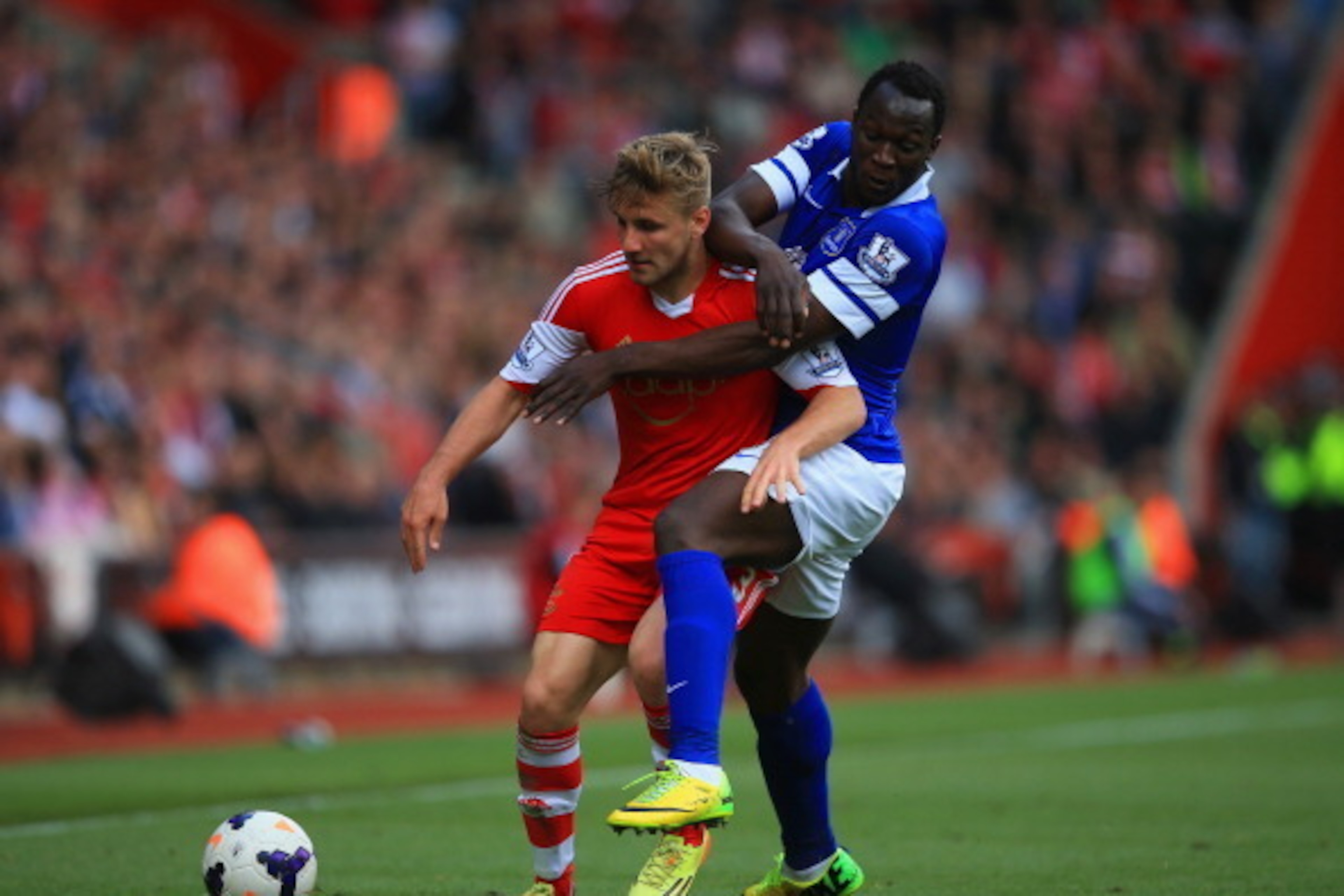 SOUTHAMPTON, ENGLAND - APRIL 26:  Luke Shaw of Southampton holds off a challenge from Romelu Lukaku of Everton during the Barclays Premier League match between Southampton and Everton at St Mary's Stadium on April 26, 2014 in Southampton, England.  (Photo