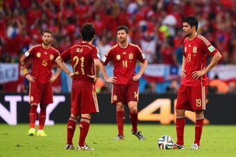 RIO DE JANEIRO, BRAZIL - JUNE 18: David Silva (2nd L) and Diego Costa of Spain (R) wait to kickoff after allowing Chile's second goal during the 2014 FIFA World Cup Brazil Group B match between Spain and Chile at Maracana on June 18, 2014 in Rio de Janeir
