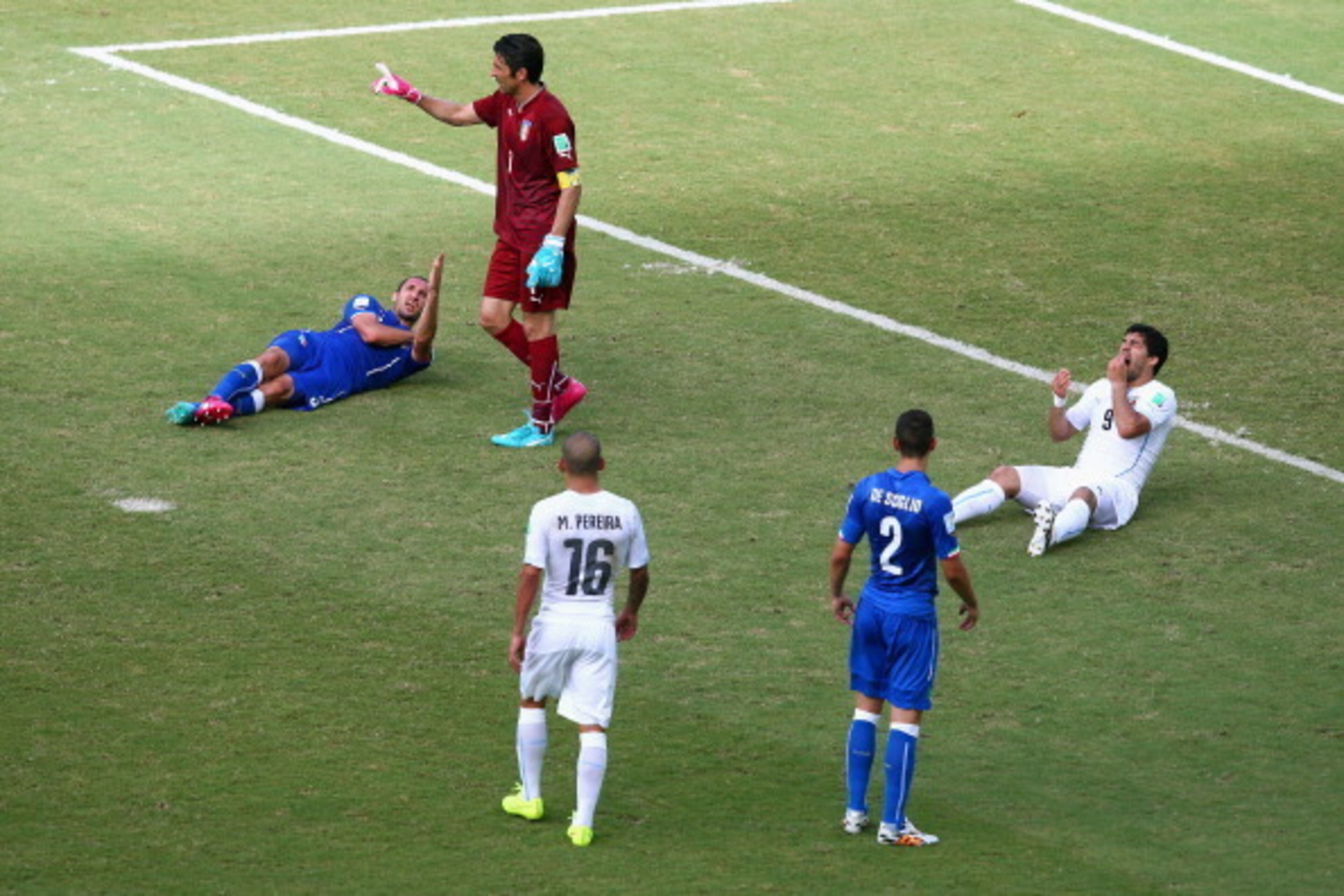 NATAL, BRAZIL - JUNE 24:  Luis Suarez of Uruguay and Giorgio Chiellini of Italy react after a clash during the 2014 FIFA World Cup Brazil Group D match between Italy and Uruguay at Estadio das Dunas on June 24, 2014 in Natal, Brazil.  (Photo by Julian Fin