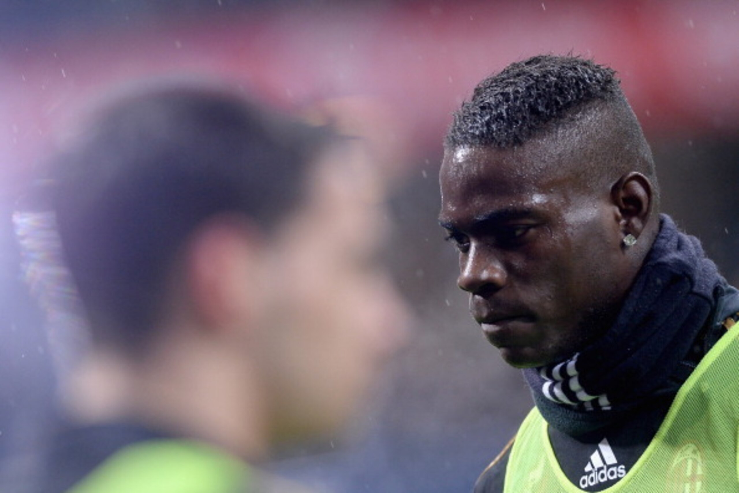 MILAN, ITALY - JANUARY 19:  Mario Balotelli of AC Milan during warm up prior to the Serie A match between AC Milan and Hellas Verona FC at San Siro Stadium on January 19, 2014 in Milan, Italy.  (Photo by Claudio Villa/Getty Images)