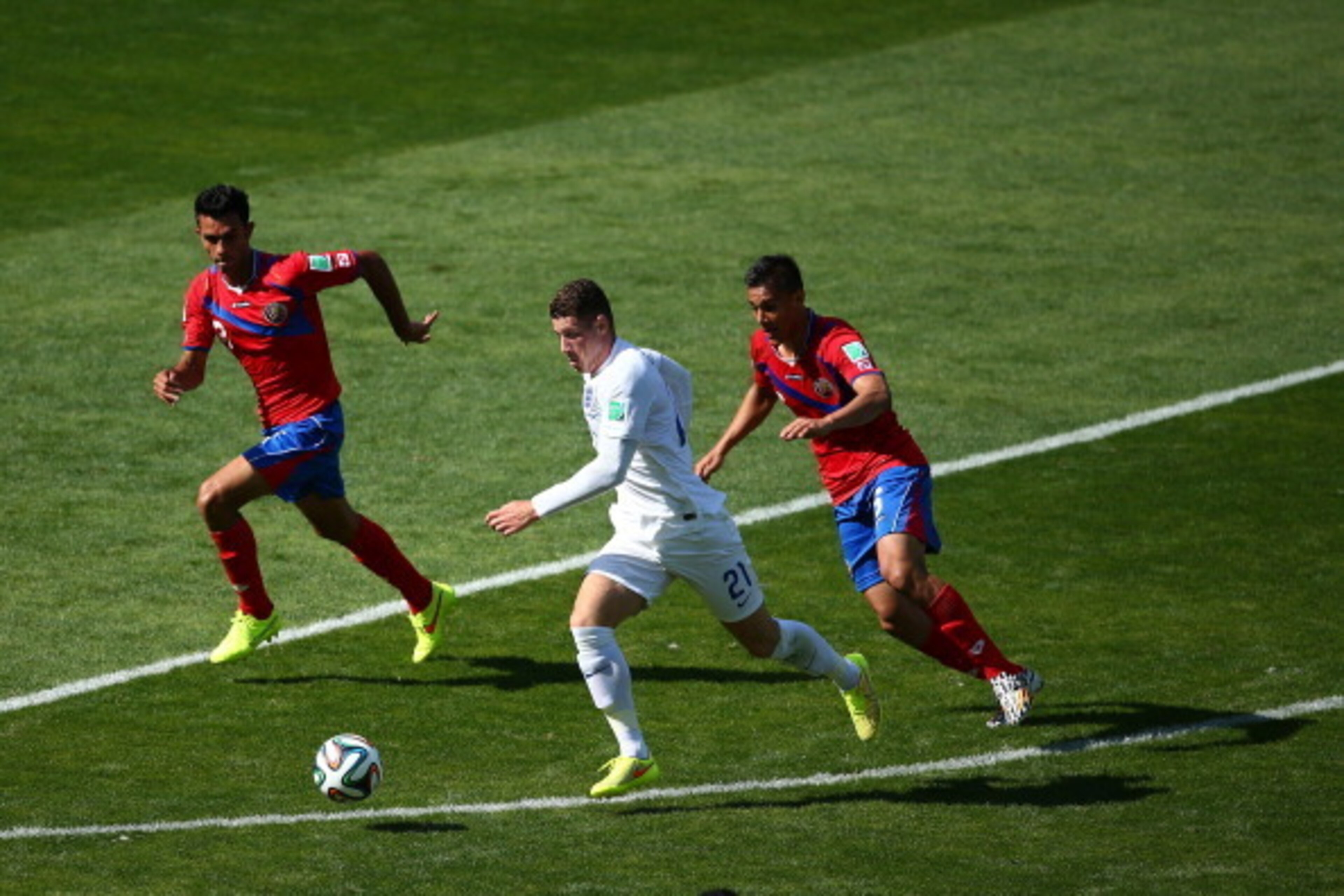 BELO HORIZONTE, BRAZIL - JUNE 24: Ross Barkley of England controls the ball against Giancarlo Gonzalez (L) and Oscar Duarte of Costa Rica during the 2014 FIFA World Cup Brazil Group D match between Costa Rica and England at Estadio Mineirao on June 24, 20