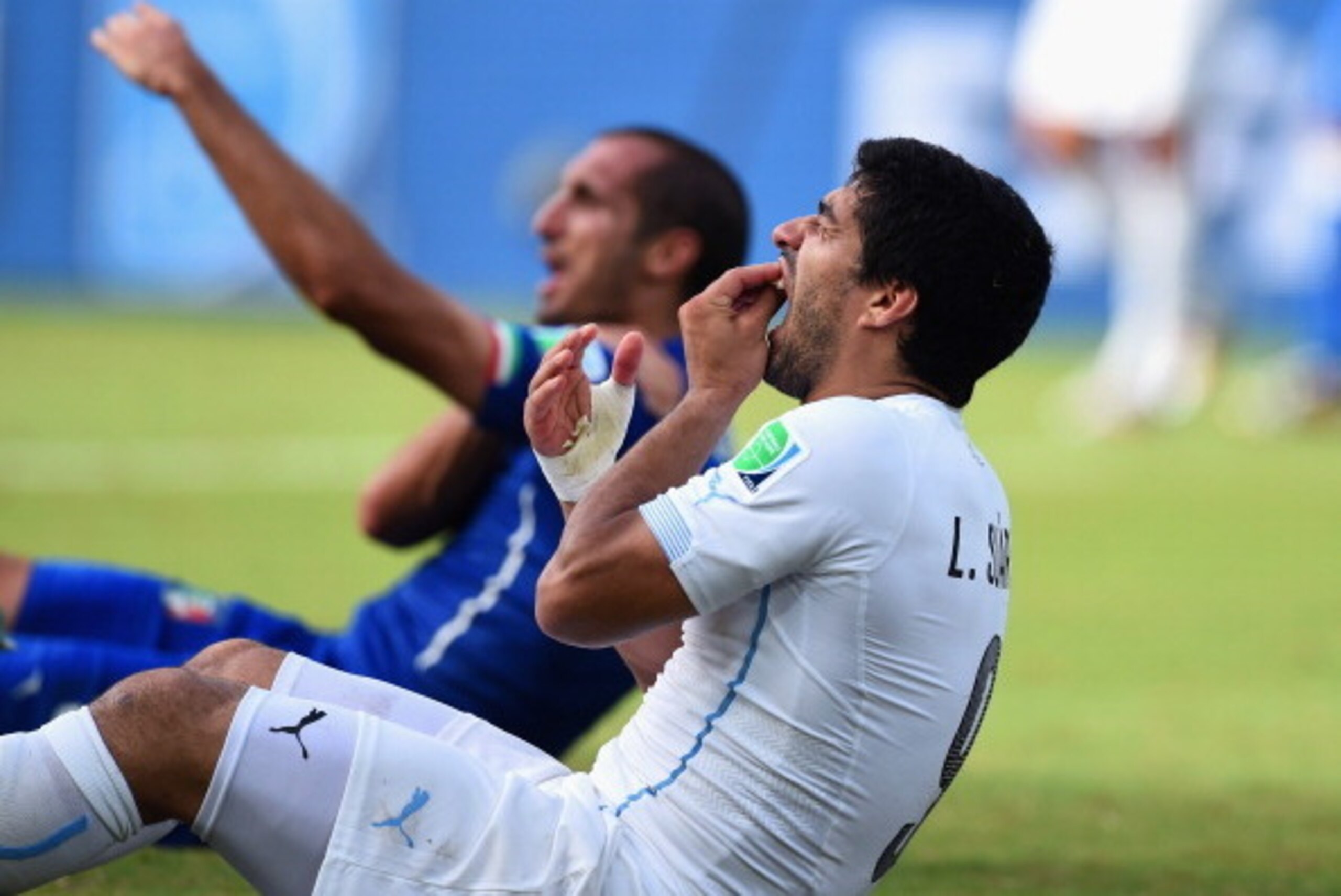 NATAL, BRAZIL - JUNE 24: Luis Suarez of Uruguay and Giorgio Chiellini of Italy react after a clash during the 2014 FIFA World Cup Brazil Group D match between Italy and Uruguay at Estadio das Dunas on June 24, 2014 in Natal, Brazil. (Photo by Matthias H NATAL, BRAZIL - JUNE 24: Luis Suarez of Uruguay and Giorgio Chiellini of Italy react after a clash during the 2014 FIFA World Cup Brazil Group D match between Italy and Uruguay at Estadio das Dunas on June 24, 2014 in Natal, Brazil. (Photo by Matthias H