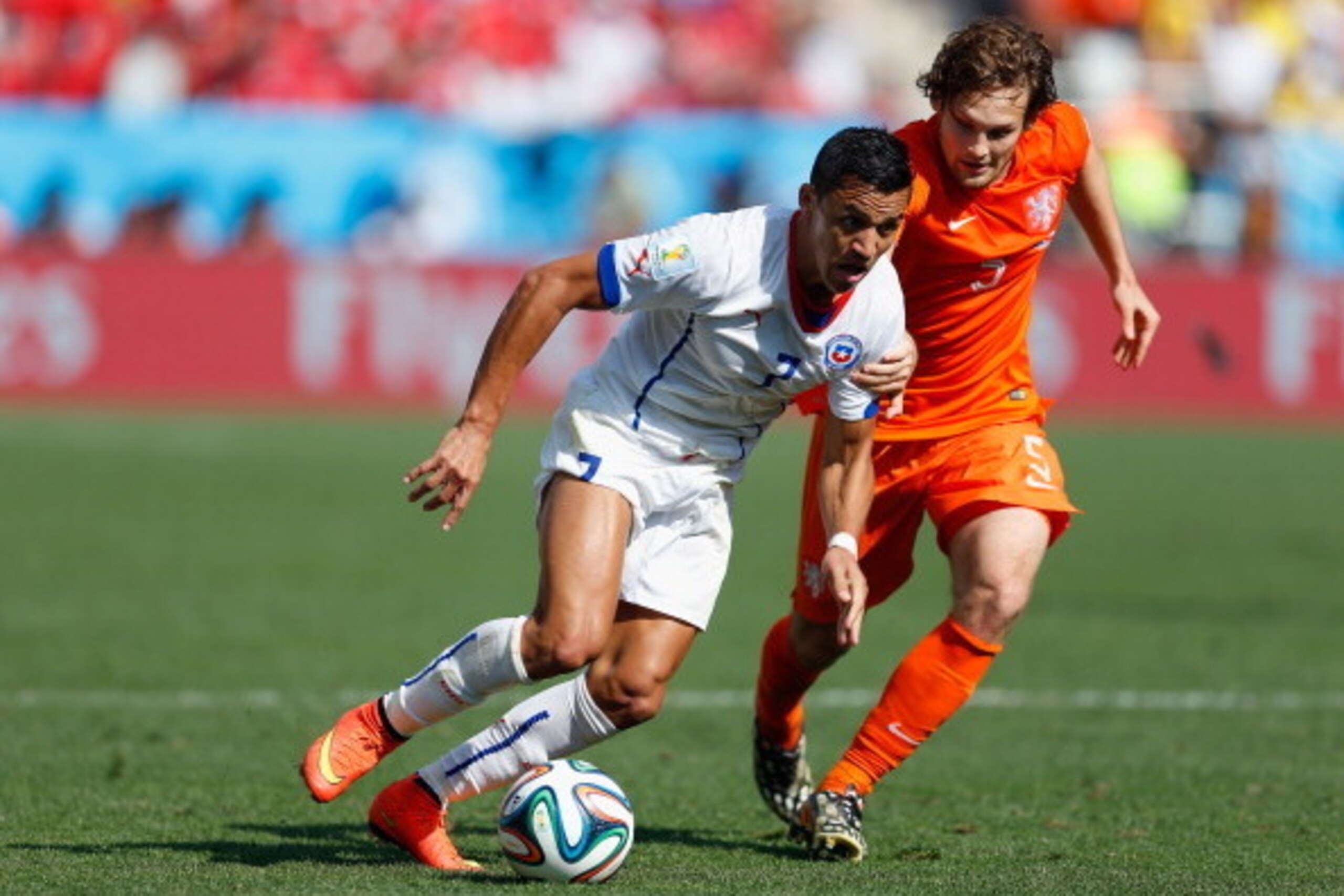 SAO PAULO, BRAZIL - JUNE 23:  Alexis Sanchez of Chile controls the ball agains Daley Blind of the Netherlands during the 2014 FIFA World Cup Brazil Group B match between the Netherlands and Chile at Arena de Sao Paulo on June 23, 2014 in Sao Paulo, Brazil