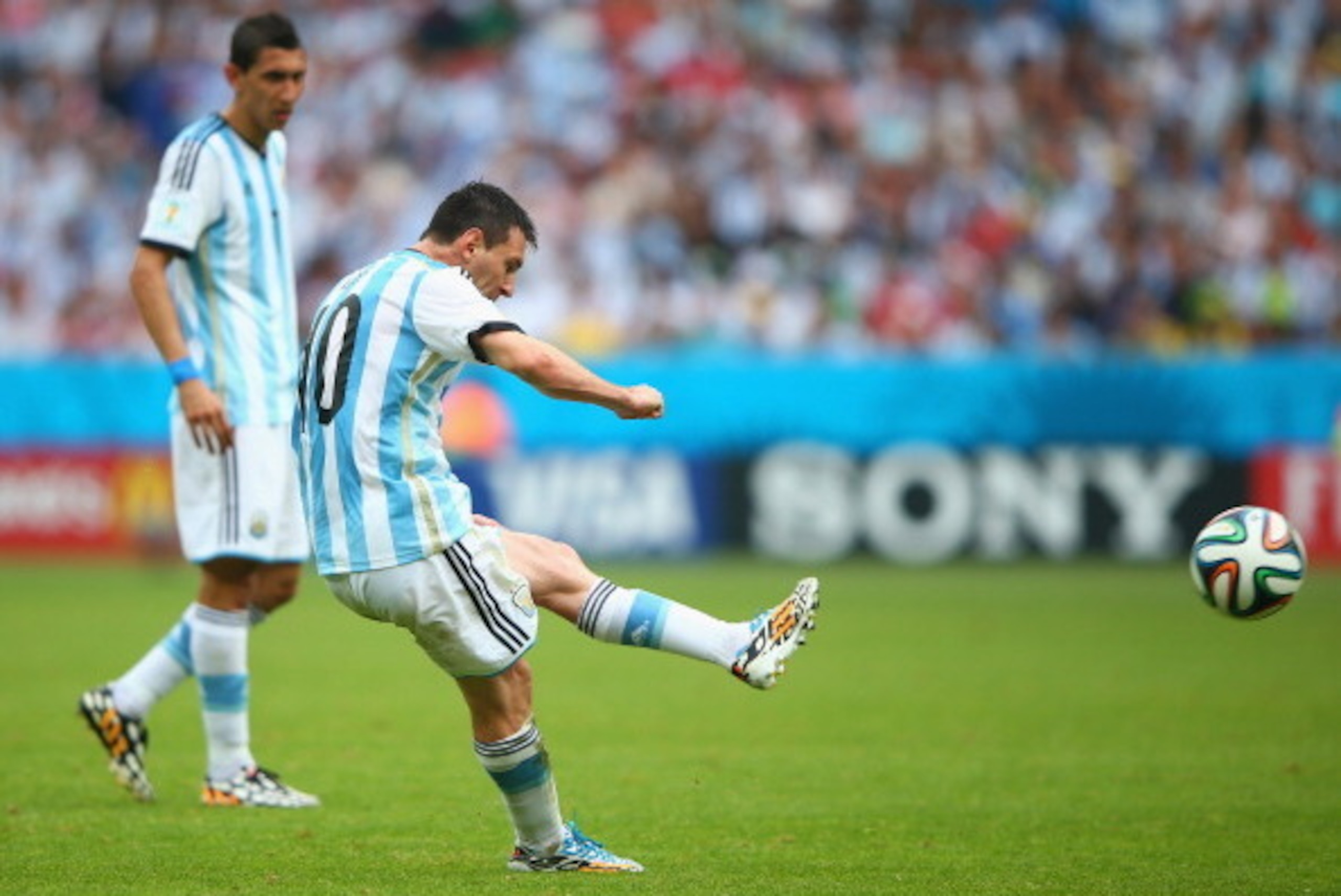 PORTO ALEGRE, BRAZIL - JUNE 25: Lionel Messi of Argentina scores his team's second goal and his second of the game on a free kick during the 2014 FIFA World Cup Brazil Group F match between Nigeria and Argentina at Estadio Beira-Rio on June 25, 2014 in Po
