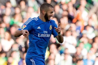 SEVILLE, SPAIN - JANUARY 18: Karim Benzema of Real Madrid CF celebrates scoring their third goal during the La Liga match between Real Betis Balompie and Real Madrid CF at Estadio Benito Villamarin on January 18, 2014 in Seville, Spain.  (Photo by Gonzalo