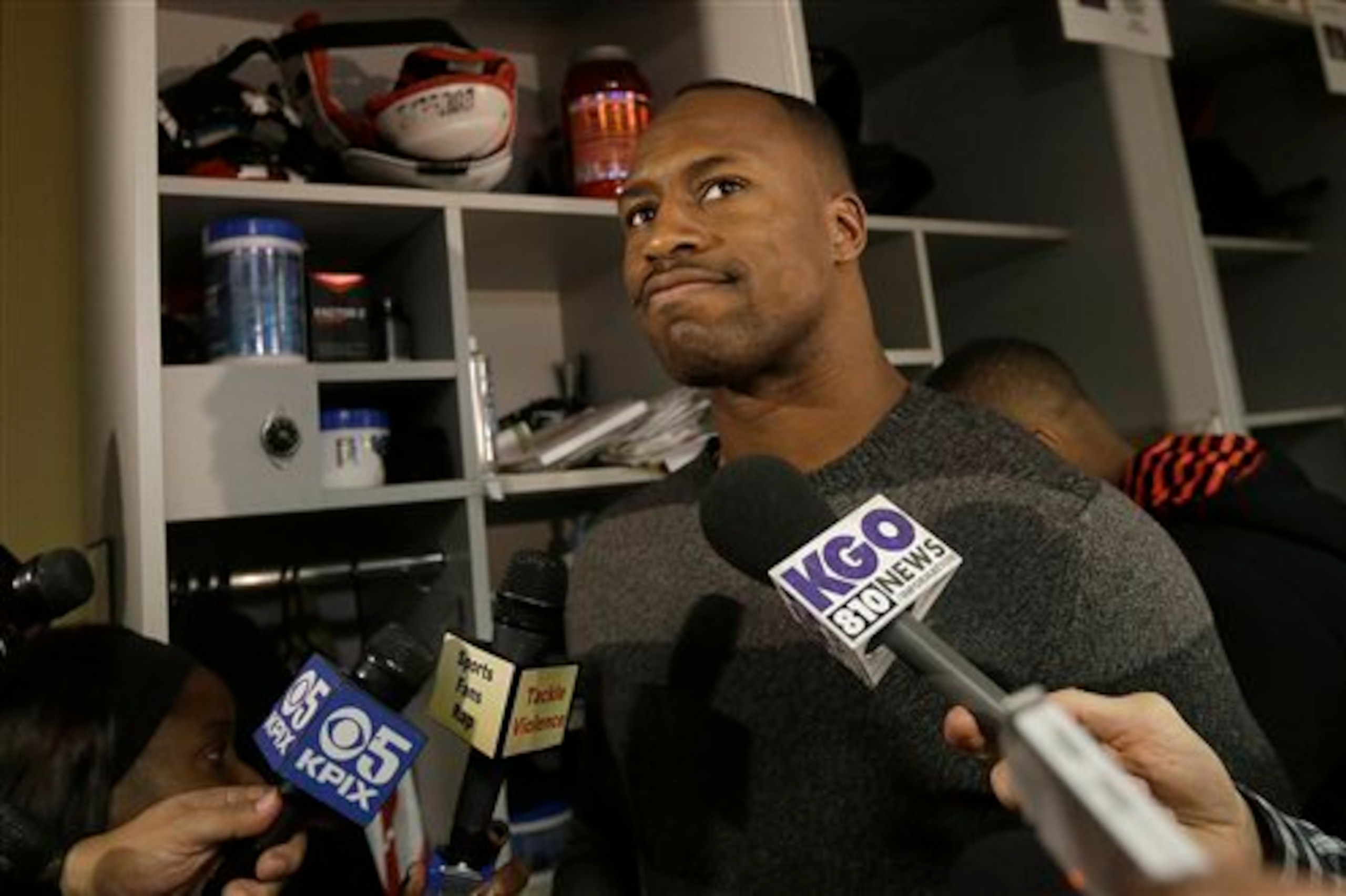 Tight end Vernon Davis has made it clear he is unhappy with his current contract.