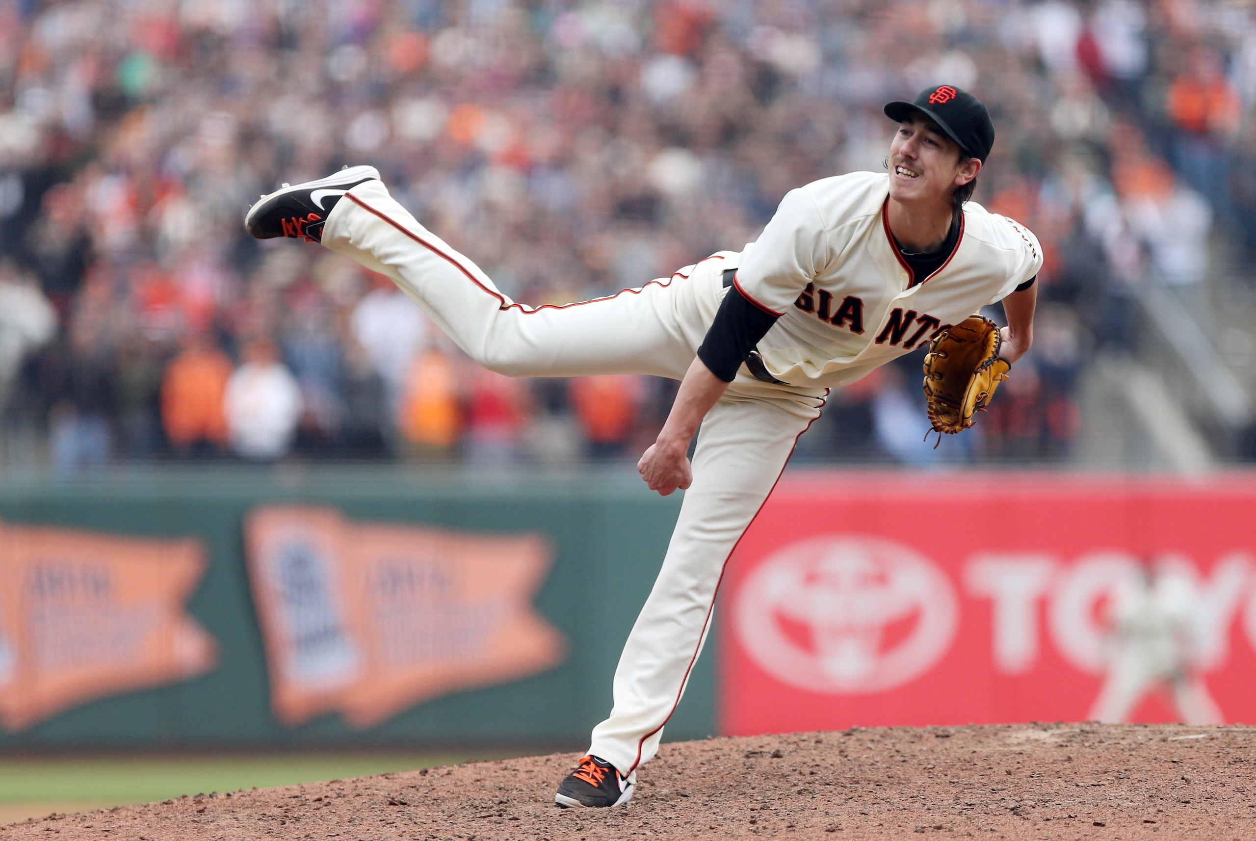 Jun 25, 2014; San Francisco, CA, USA; San Francisco Giants starting pitcher Tim Lincecum (55) follows through on a pitch during the ninth inning against the San Diego Padres at AT&T Park. The San Francisco Giants defeated the San Diego Padres 4-0. Mandato